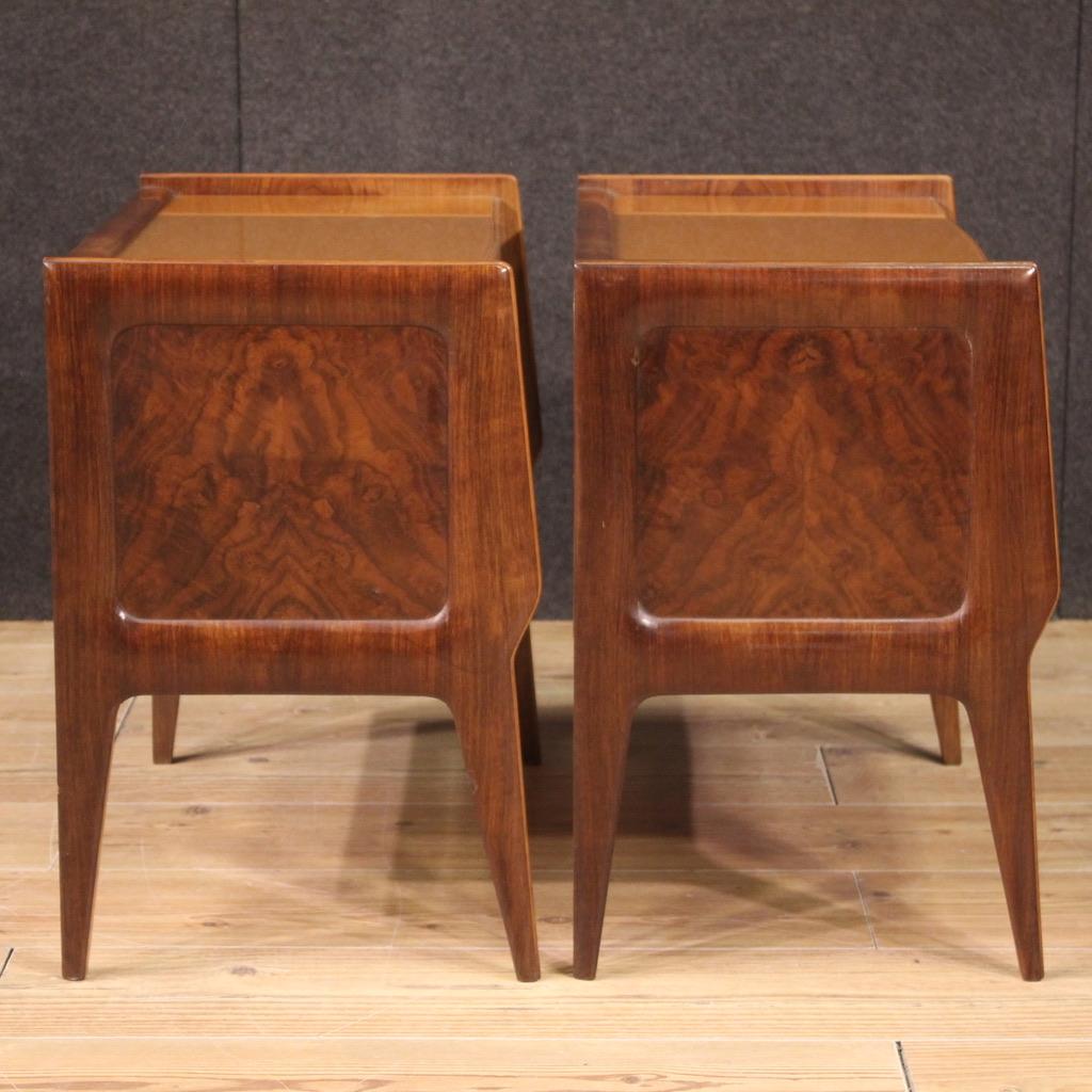Pair of Italian bedside tables from the 1970s. Furniture of beautiful lines and pleasant furnishings, of Italian design, in walnut, palisander, burl and fruitwood. Bedside tables of excellent proportion equipped with two front doors and a colored