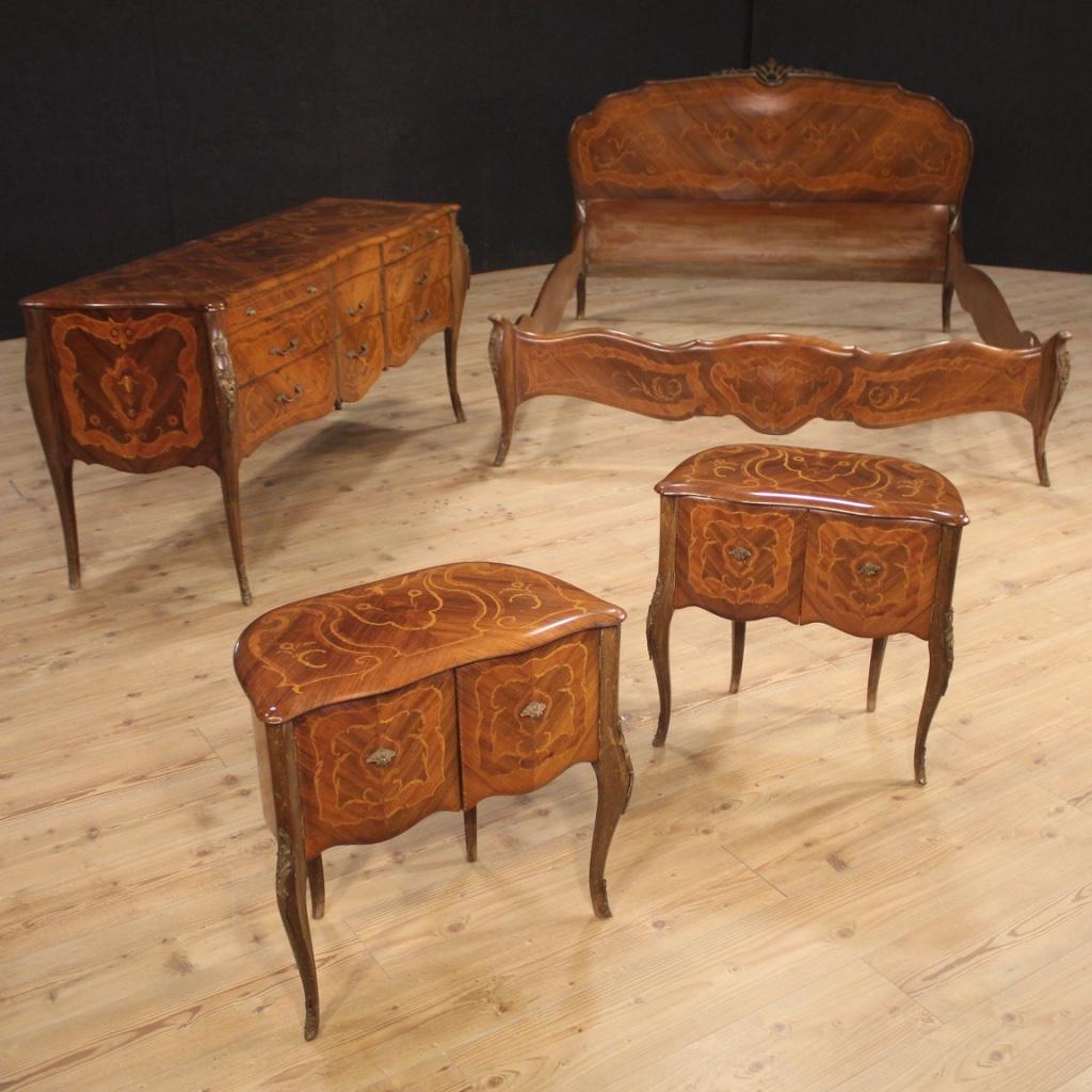 Pair of Italian bedside tables from the mid-20th century. Inlaid furniture in rosewood, walnut, beech and fruitwood, finished for the center. High leg night stands adorned with friezes and chiseled bronze feet (see photo). Two-doors furniture, of