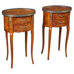 Paire de tables de nuit ovales françaises en bois marqueté du 20e siècle, années 1950