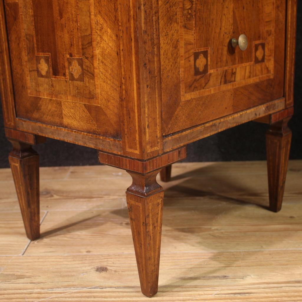 Paire de tables de chevet italiennes de style Louis XVI en bois incrusté du 20ème siècle, 1970 en vente 4