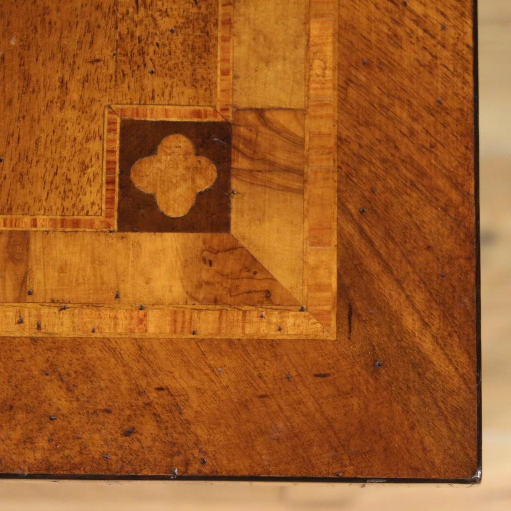 Bois Paire de tables de chevet italiennes de style Louis XVI en bois incrusté du 20ème siècle, 1970 en vente