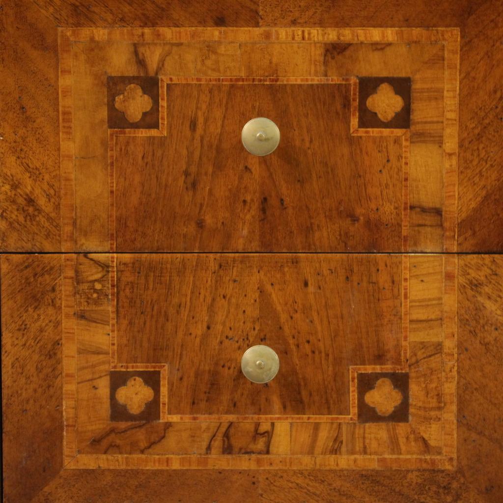 Paire de tables de chevet italiennes de style Louis XVI en bois incrusté du 20ème siècle, 1970 en vente 1