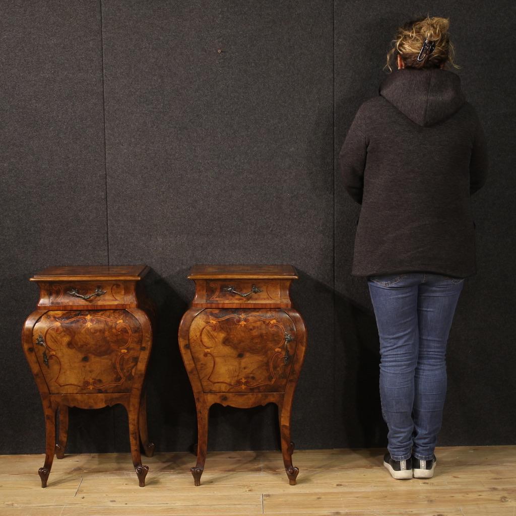Pair of Italian bedside tables from the mid-20th century. Wavy and rounded furniture, finely inlaid in walnut, burl, rosewood, maple and fruitwood. Bedside tables supported by four solid legs with curly feet, equipped with one door and one drawer