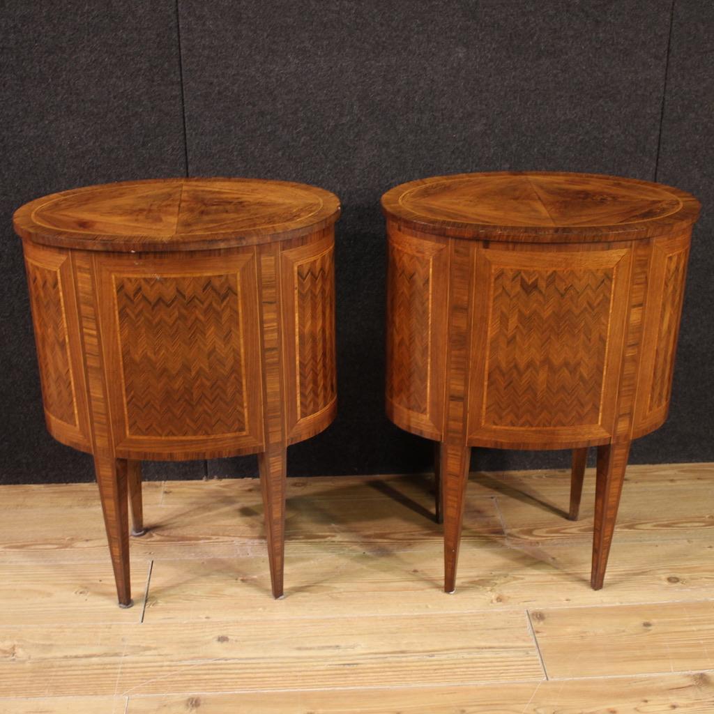 Paire de tables de chevet italiennes du milieu du XXe siècle. Meubles finis pour le centre, incrustés de noyer, d'érable et de palissandre d'excellente qualité. Les tables de nuit de forme ovale comportent chacune trois tiroirs et un plateau en