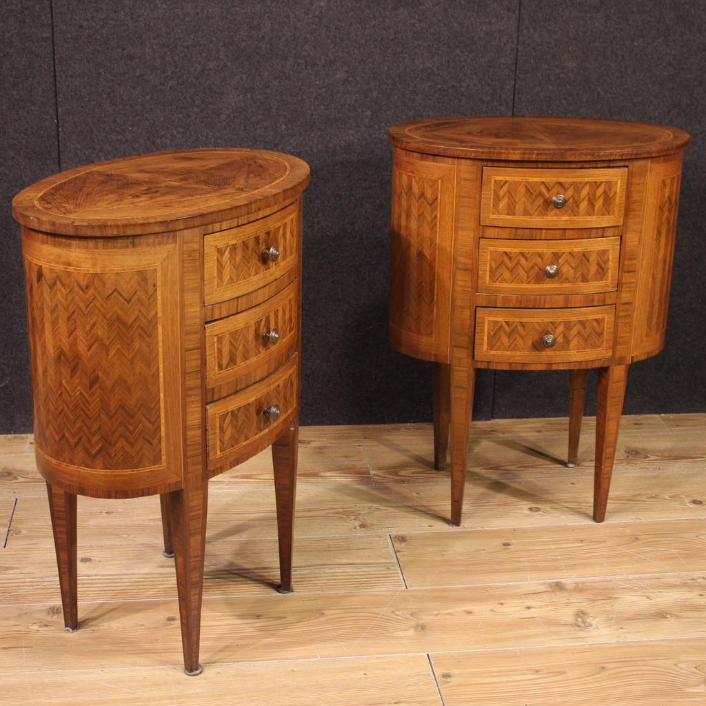 Paire de tables de nuit italiennes ovales en bois marqueté du 20e siècle, années 1950 en vente 1