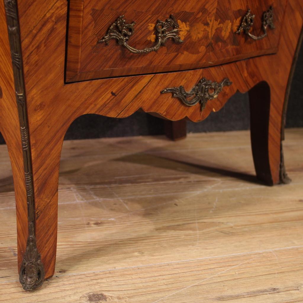 Paire de tables de nuit en bois marqueté du 20ème siècle de style Louis XV en vente 5