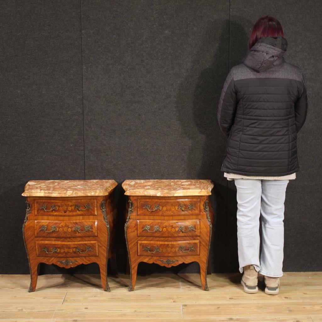 Paire de tables de nuit en bois marqueté du 20ème siècle de style Louis XV en vente 3