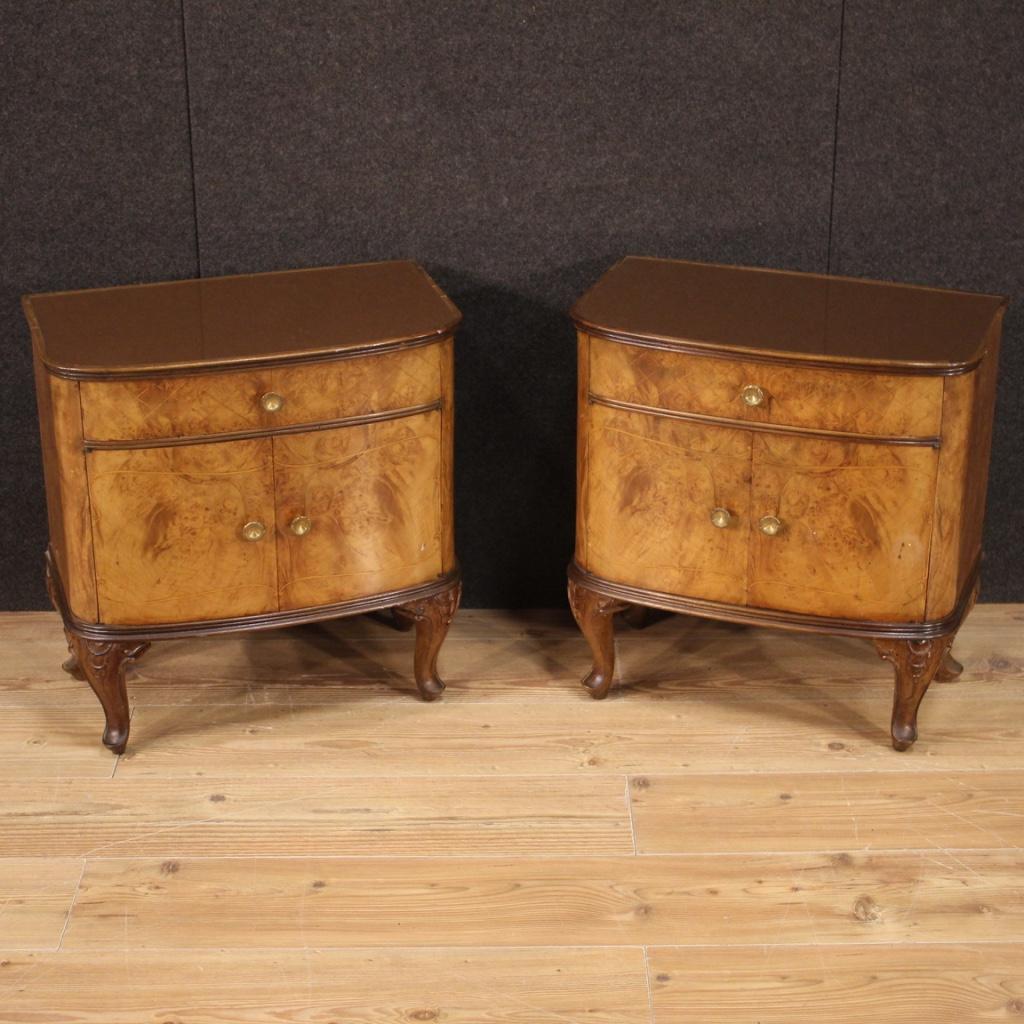 Pair of Italian bedside tables from the mid-20th century. Furniture carved and inlaid in walnut, burl, maple and beech of beautiful lines and pleasant decor. Bedside tables complete with built-in tops in painted glass of good size and service.