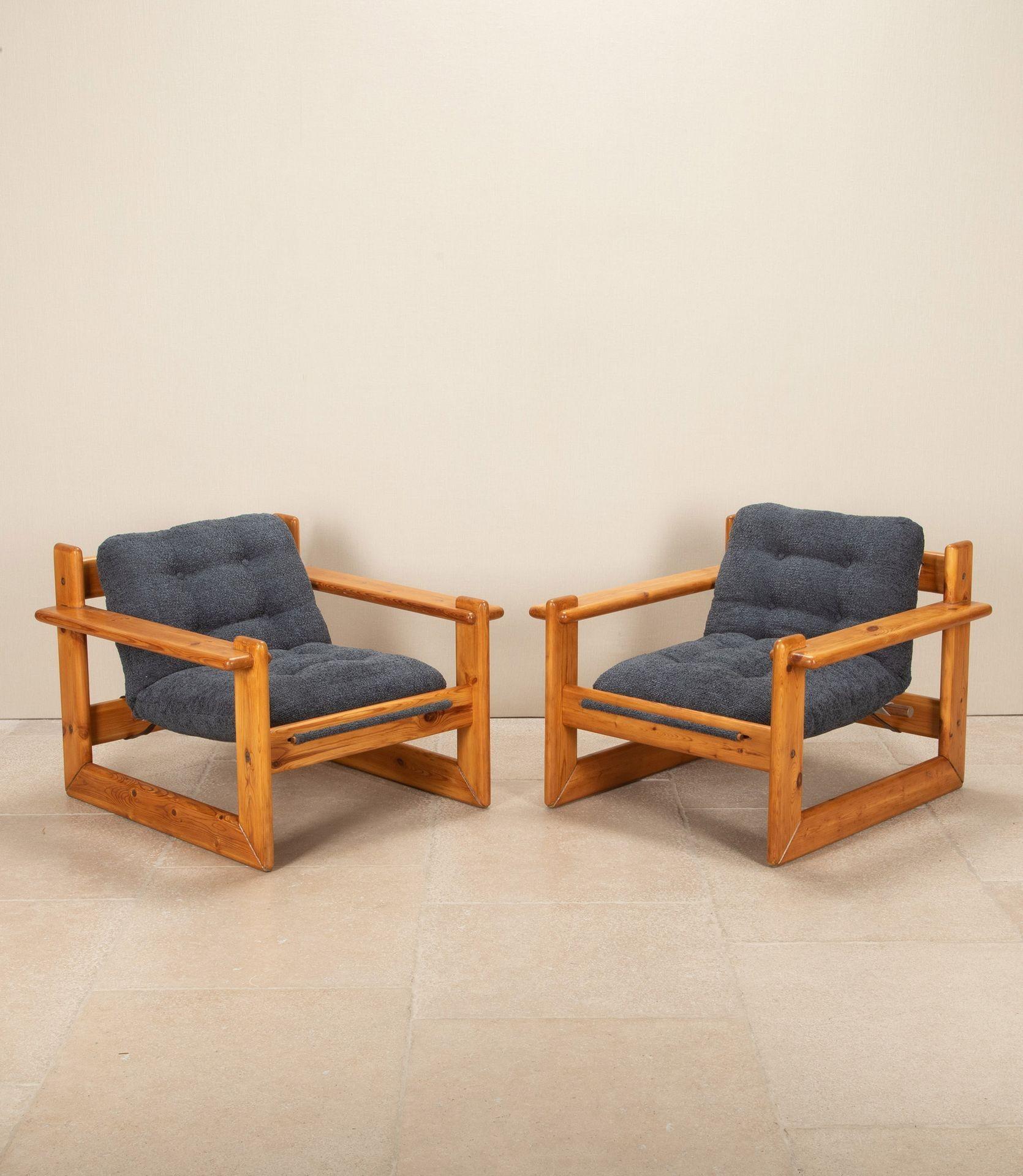 Paire de fauteuils italiens du 20ème siècle en pin et coussins confortables.
Circa 1970.