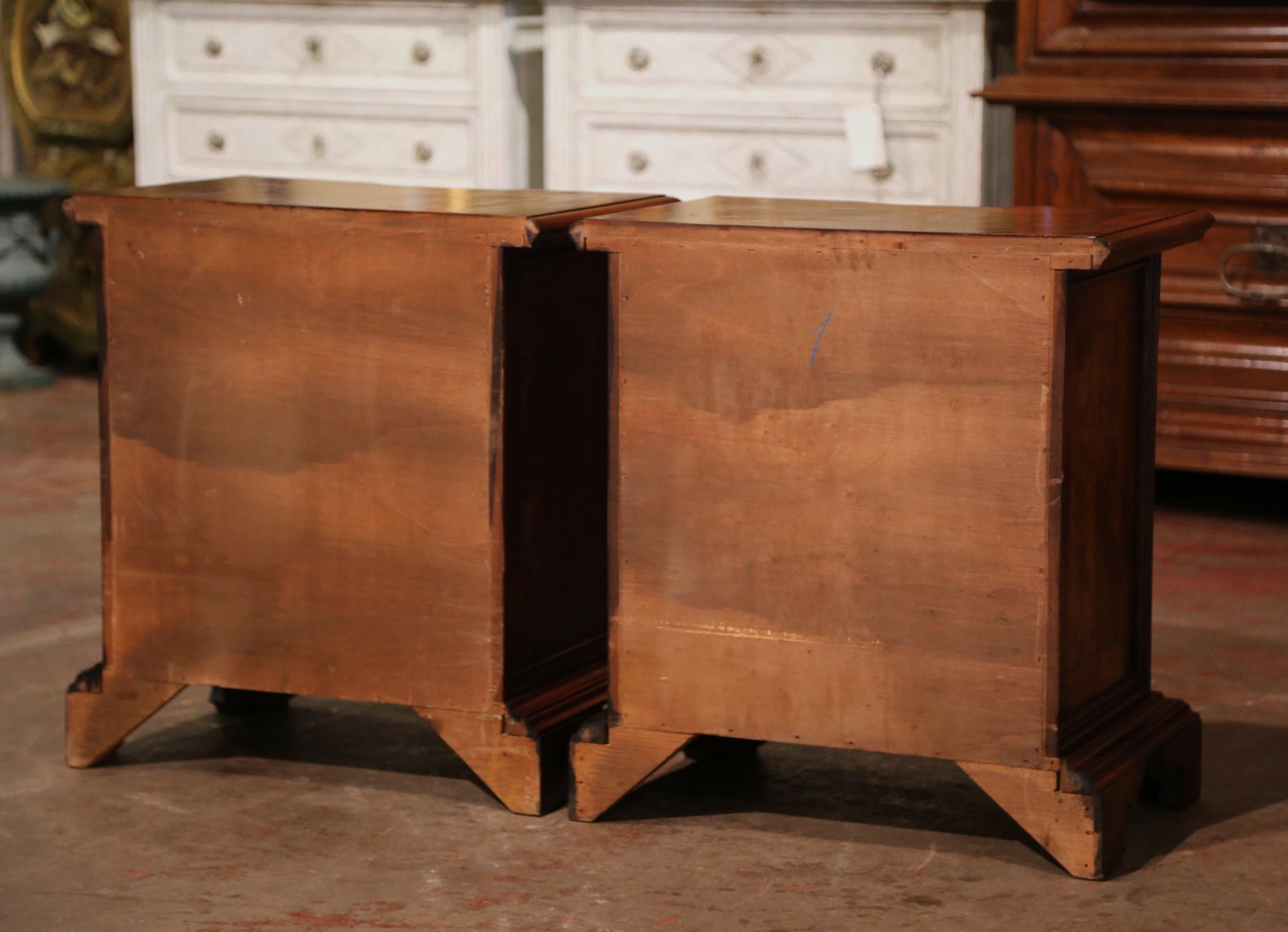 Pair of 20th Century Italian Baroque Walnut Marquetry Bedside Tables Nightstands For Sale 9