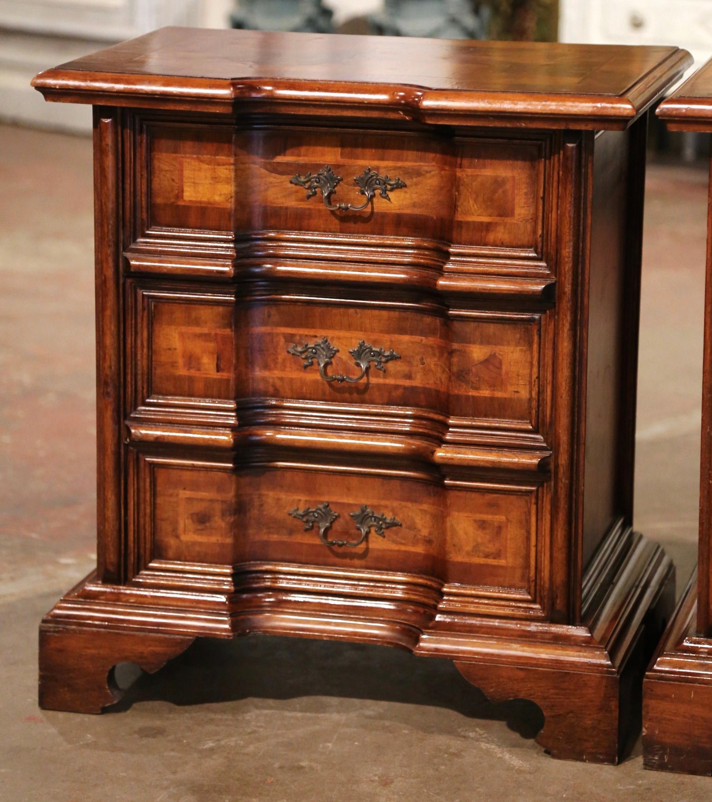Hand-Carved Pair of 20th Century Italian Baroque Walnut Marquetry Bedside Tables Nightstands For Sale