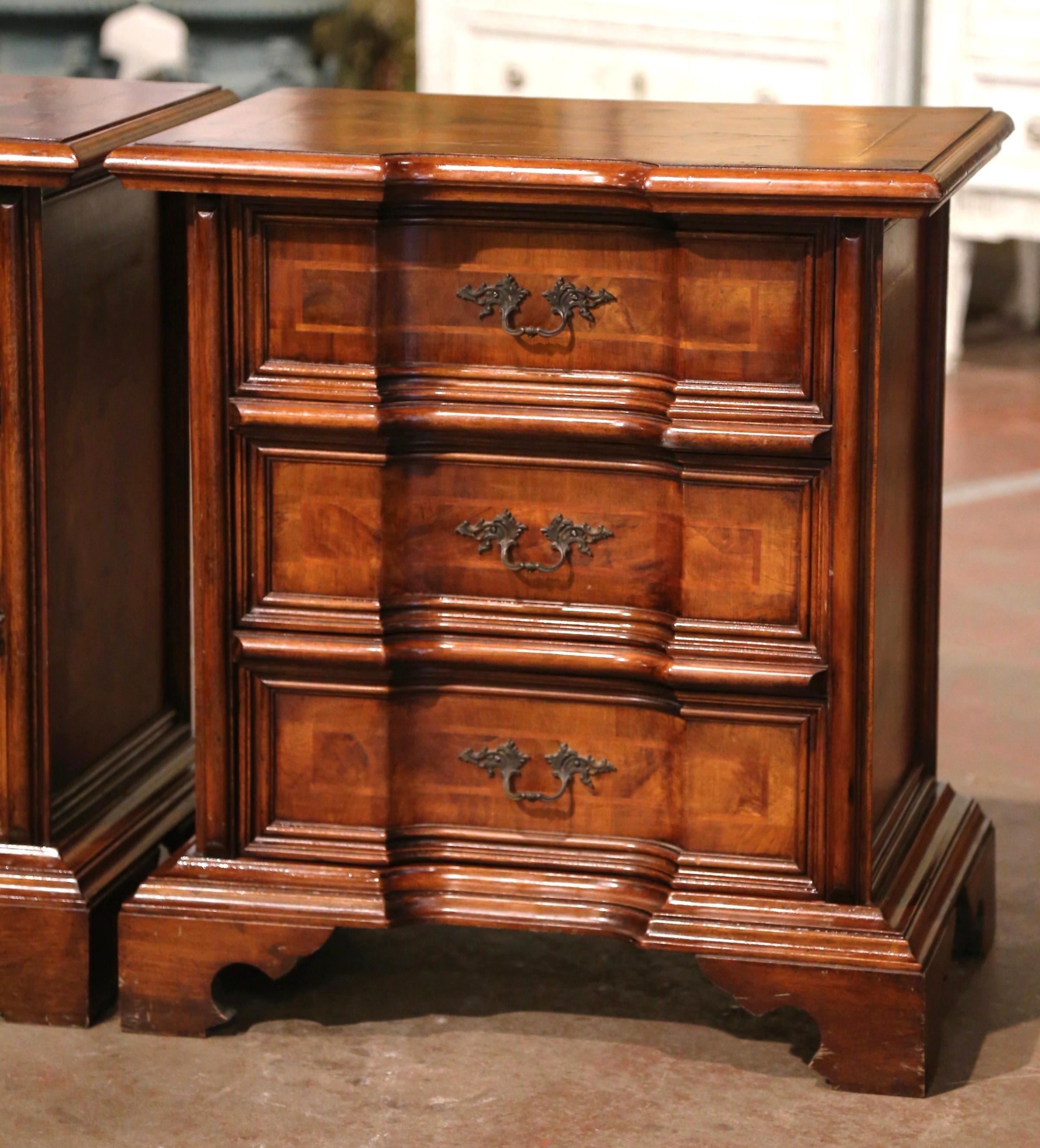 Pair of 20th Century Italian Baroque Walnut Marquetry Bedside Tables Nightstands In Excellent Condition For Sale In Dallas, TX