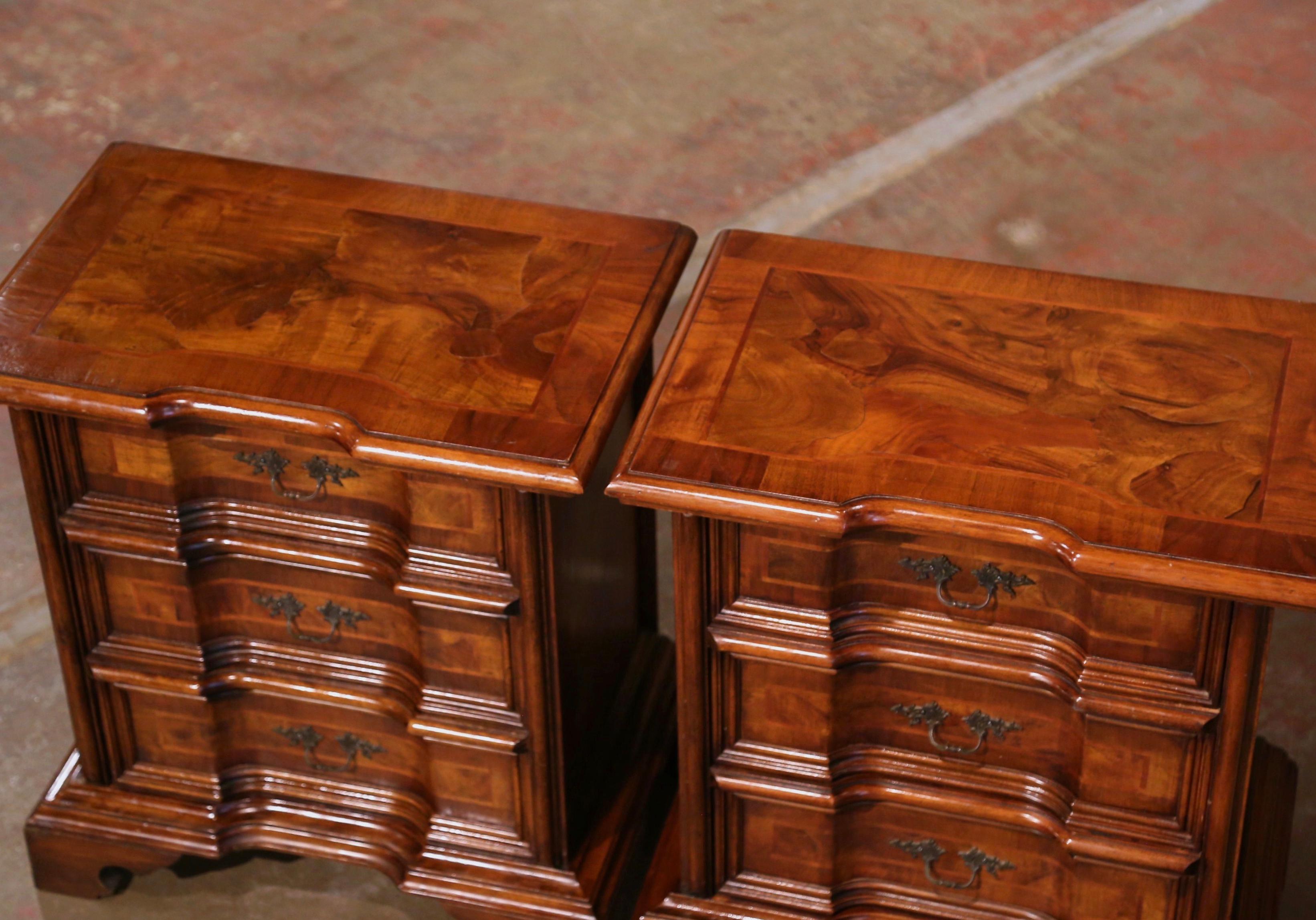 Pair of 20th Century Italian Baroque Walnut Marquetry Bedside Tables Nightstands For Sale 1
