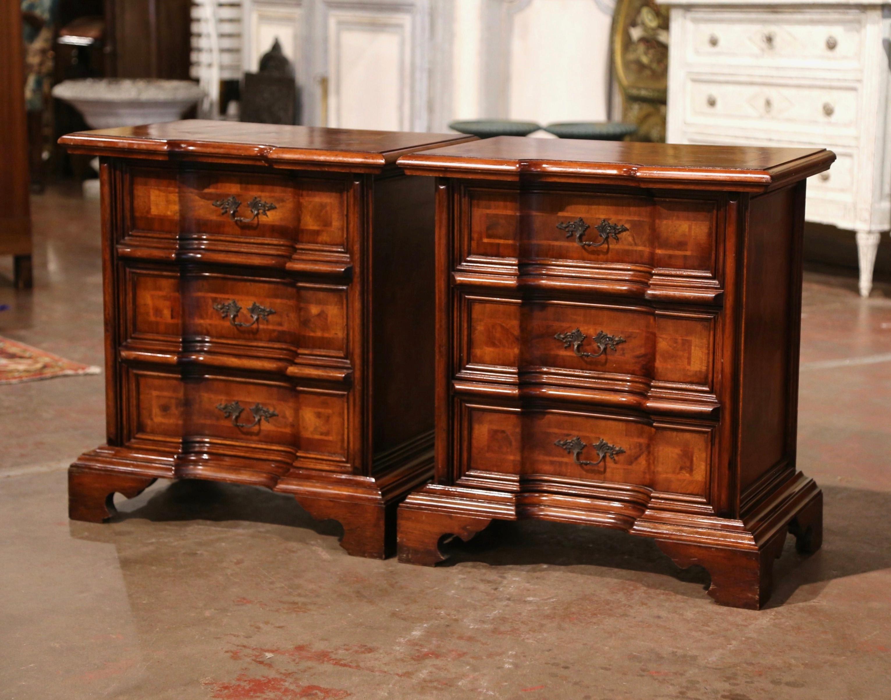 Pair of 20th Century Italian Baroque Walnut Marquetry Bedside Tables Nightstands For Sale 2