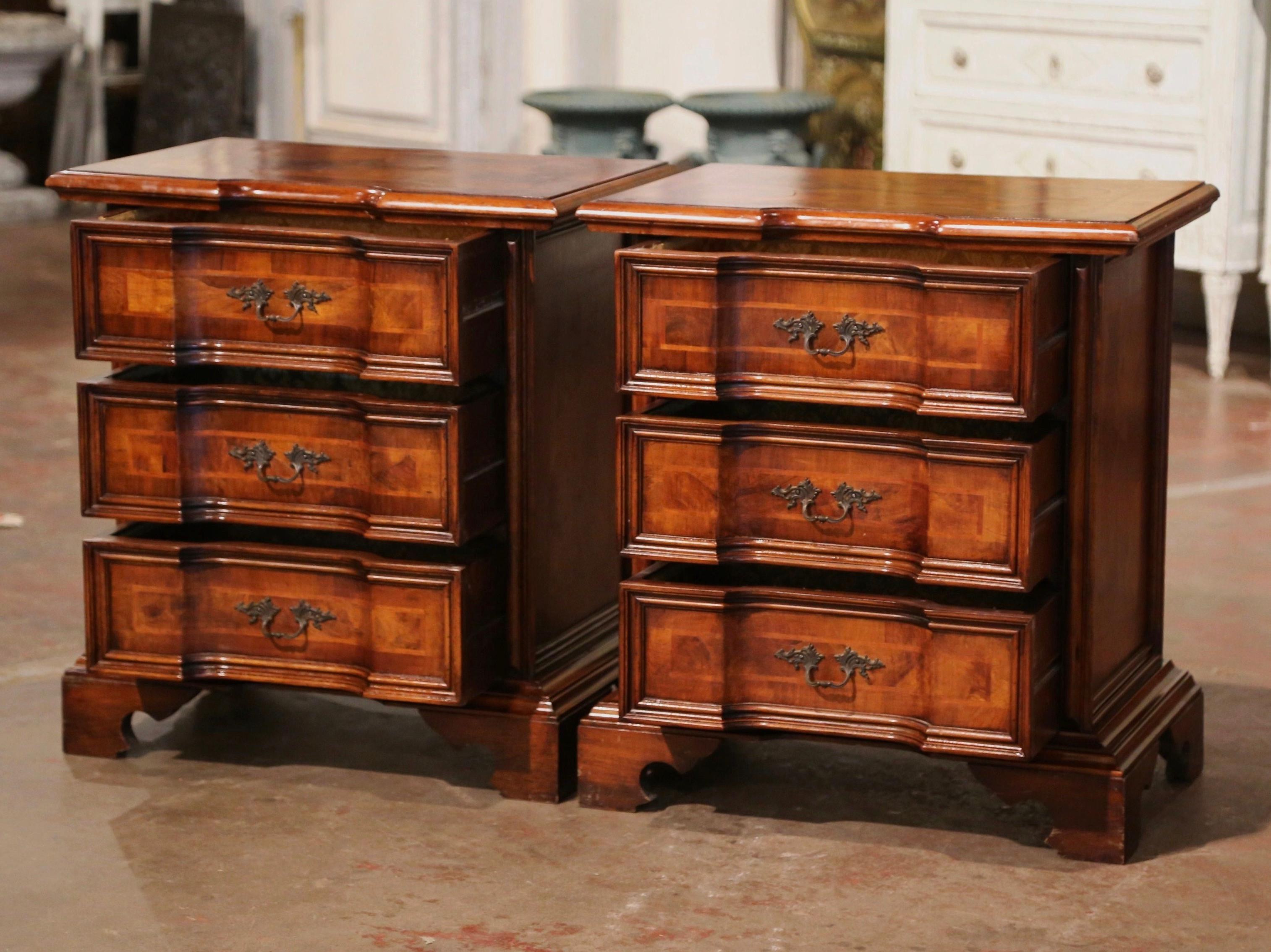 Pair of 20th Century Italian Baroque Walnut Marquetry Bedside Tables Nightstands For Sale 4