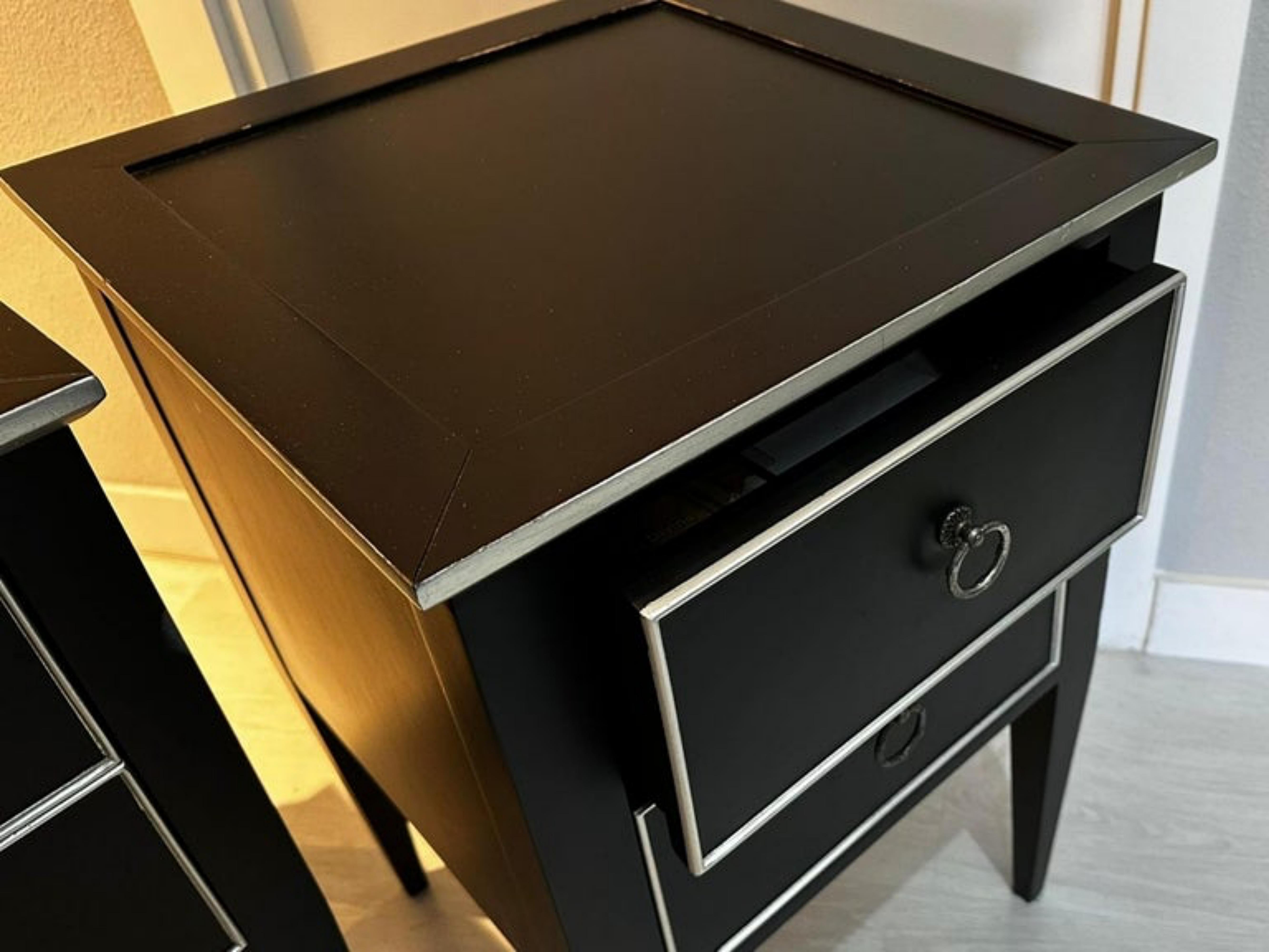 Hand-Crafted Pair of 20th Century Italian Bedside Tables For Sale