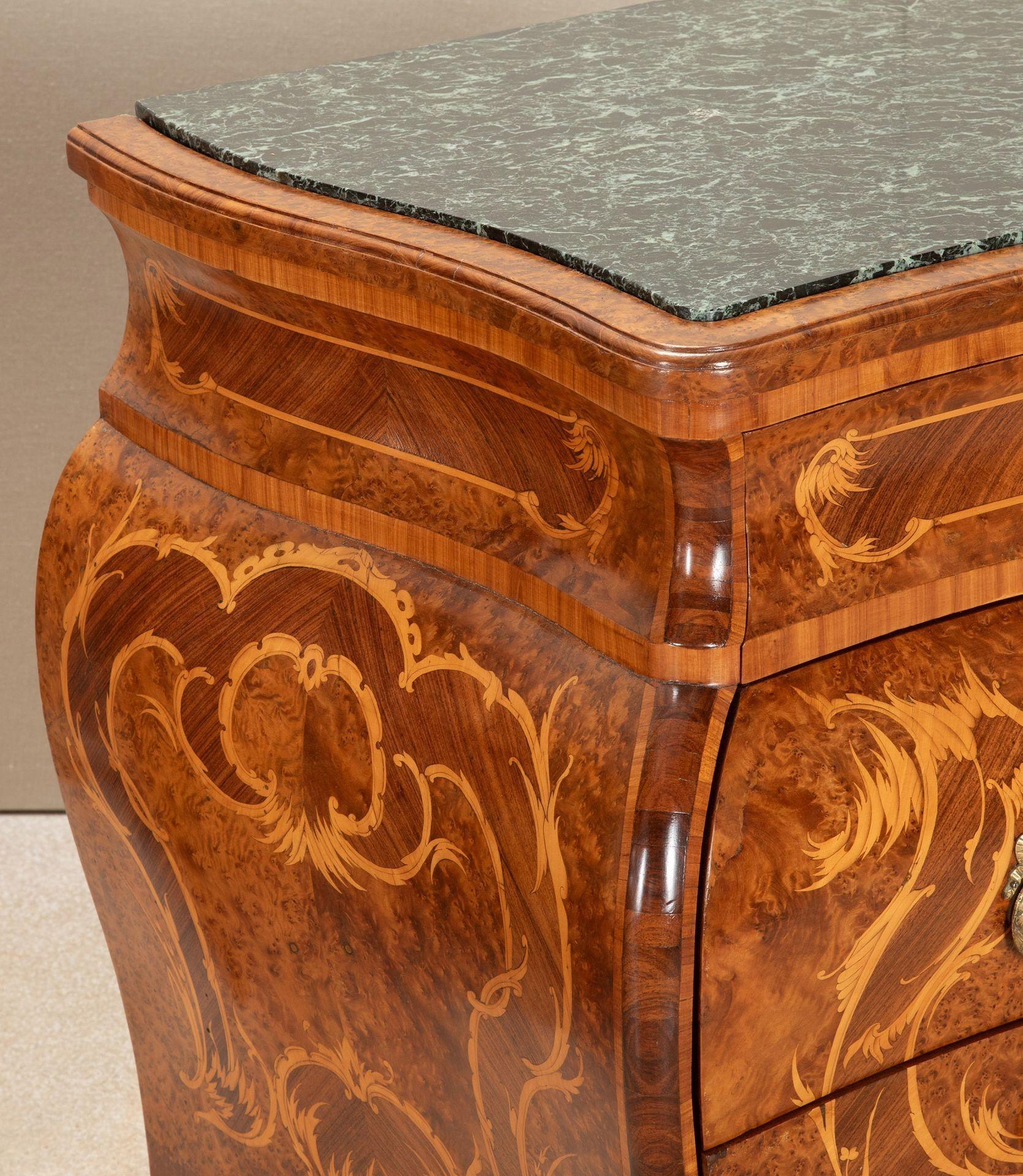 Pair of 20th Century Italian Bombe Commodes en vente 3
