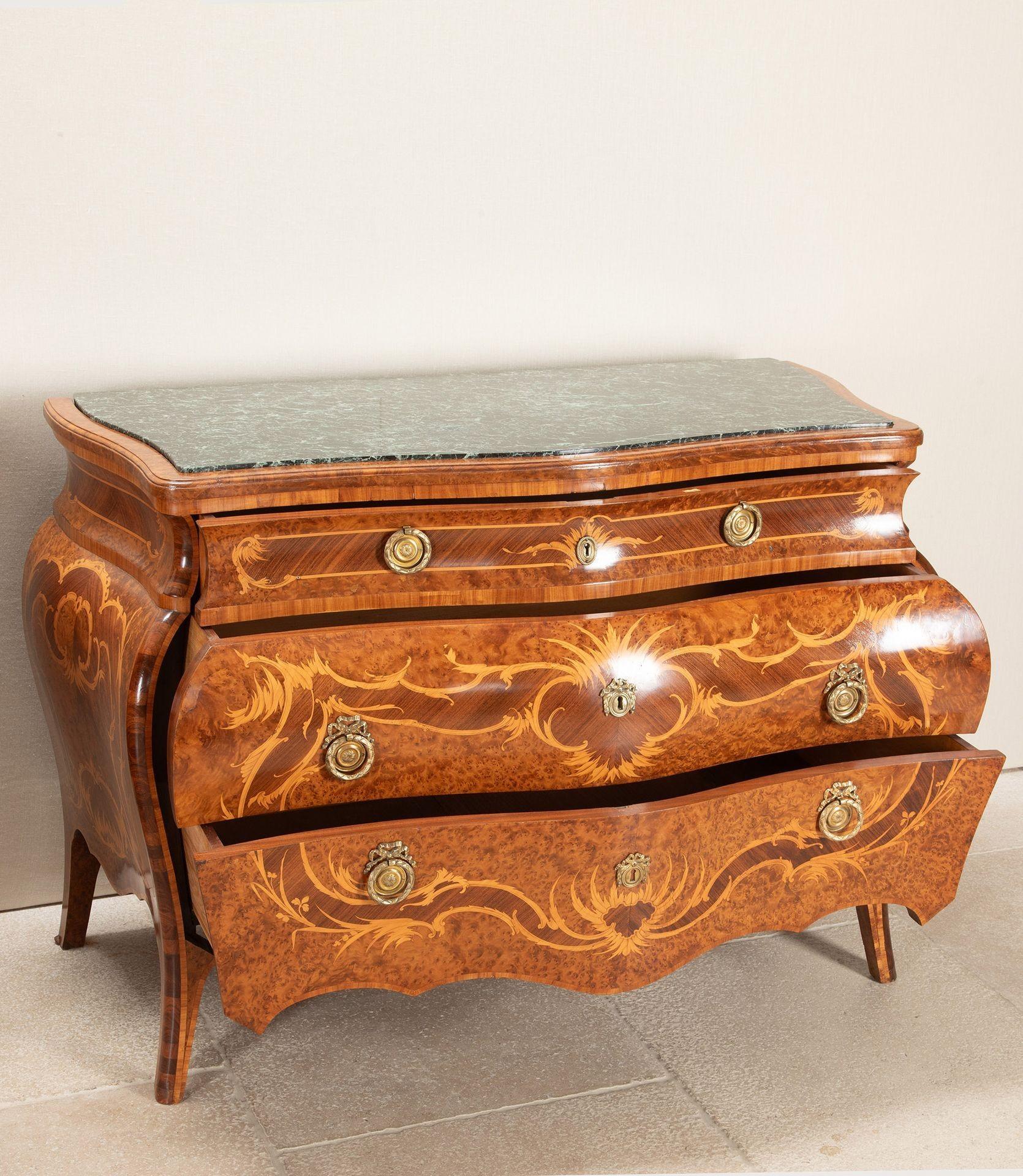 Rococo Pair of 20th Century Italian Bombe Commodes en vente