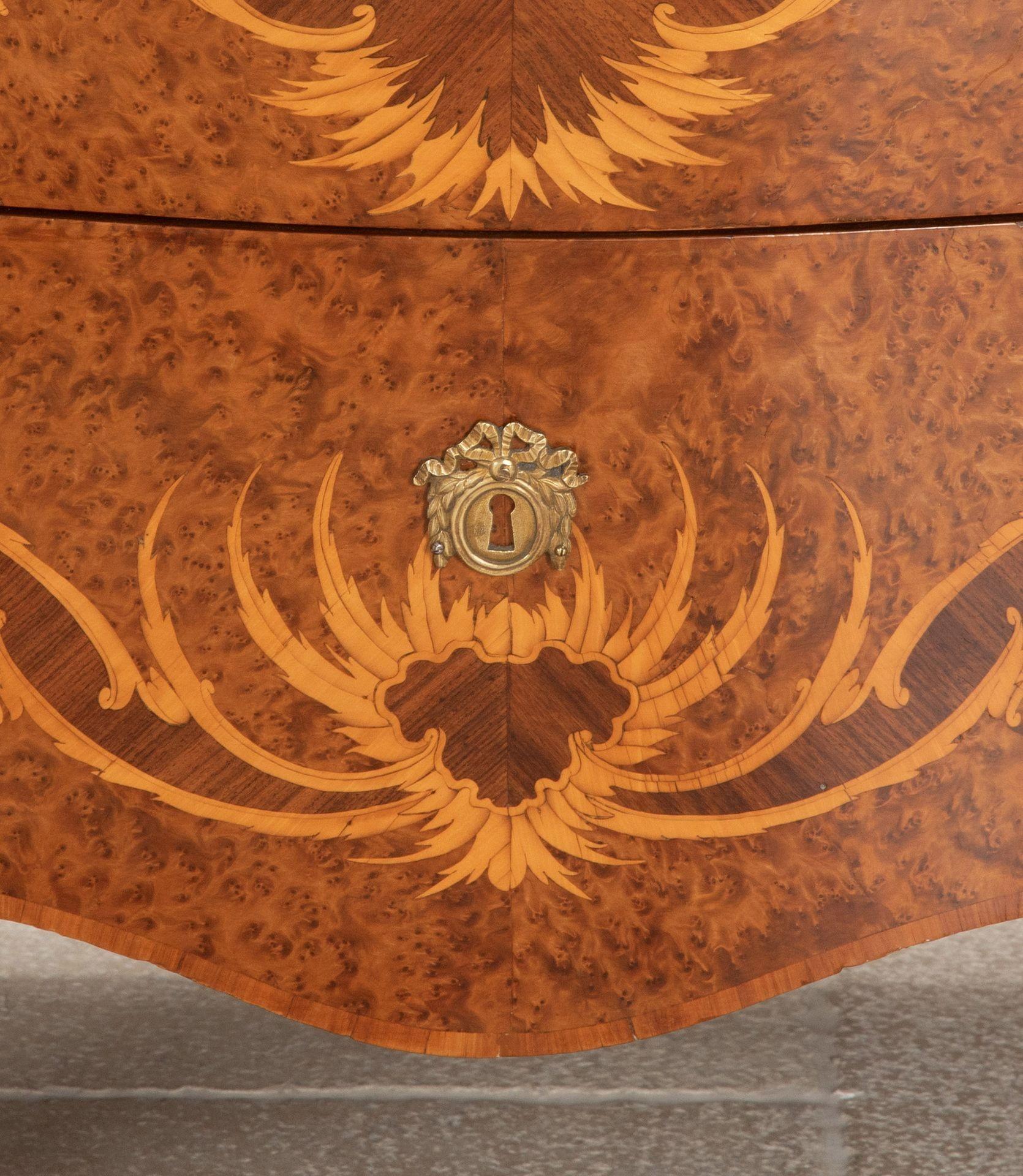 italien Pair of 20th Century Italian Bombe Commodes en vente