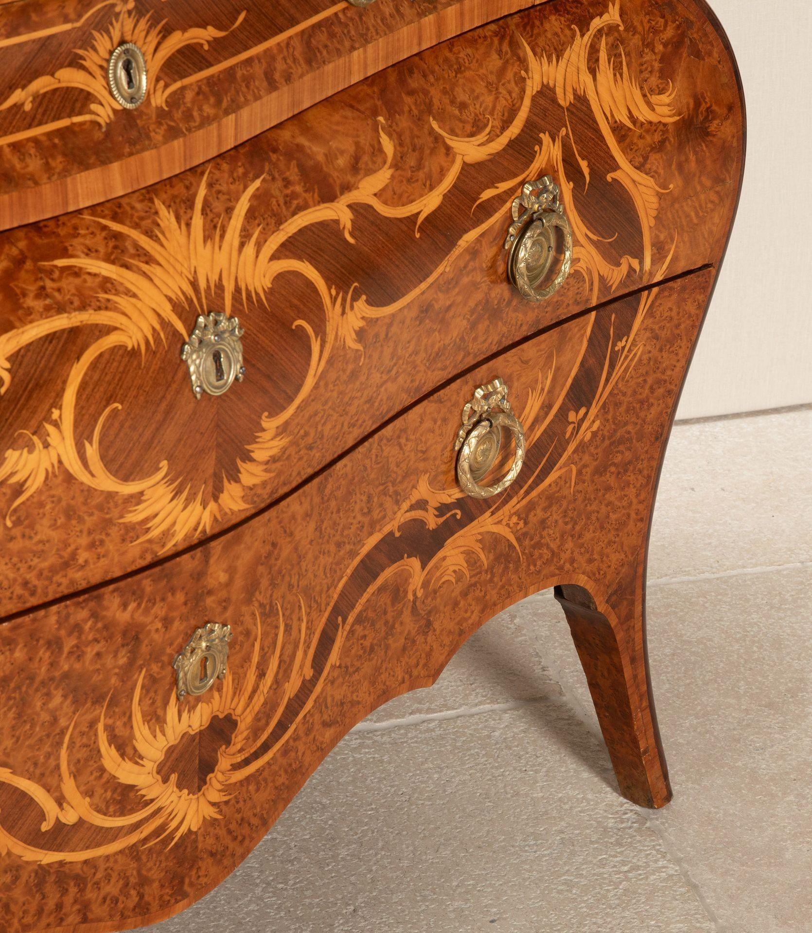 20ième siècle Pair of 20th Century Italian Bombe Commodes en vente