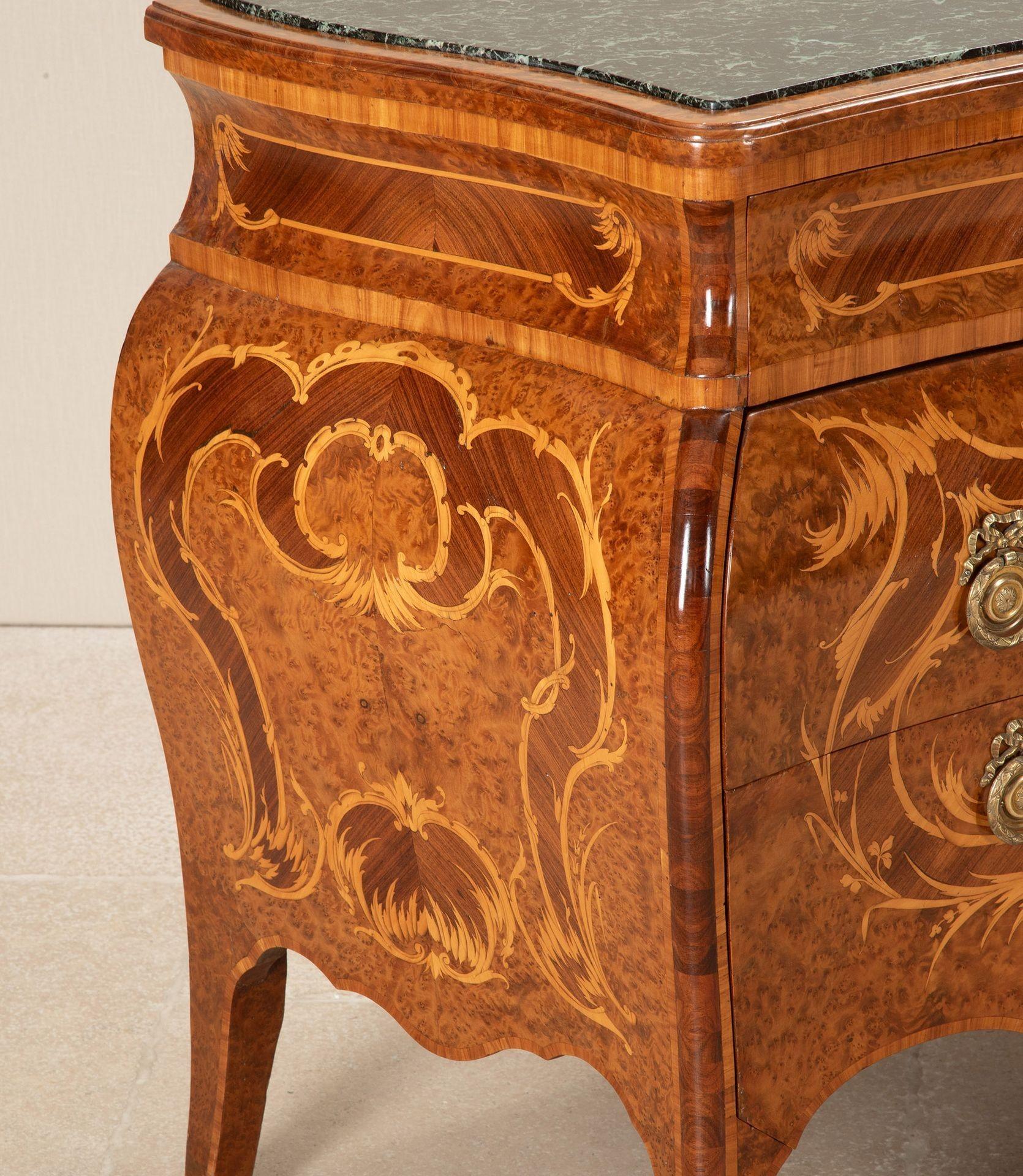 Marbre Pair of 20th Century Italian Bombe Commodes en vente
