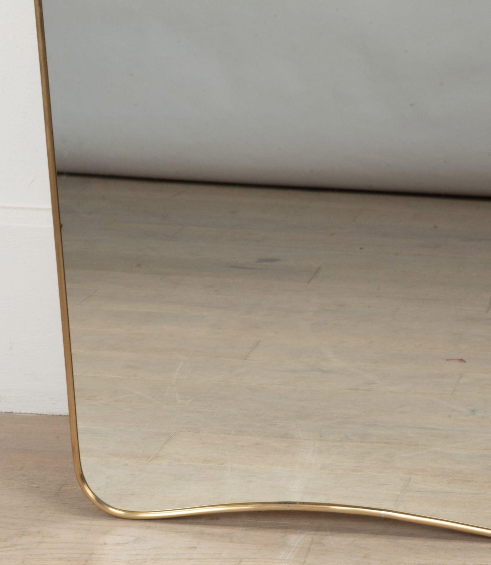 Mid-Century moderno Coppia di specchi in ottone italiani del XX secolo in vendita