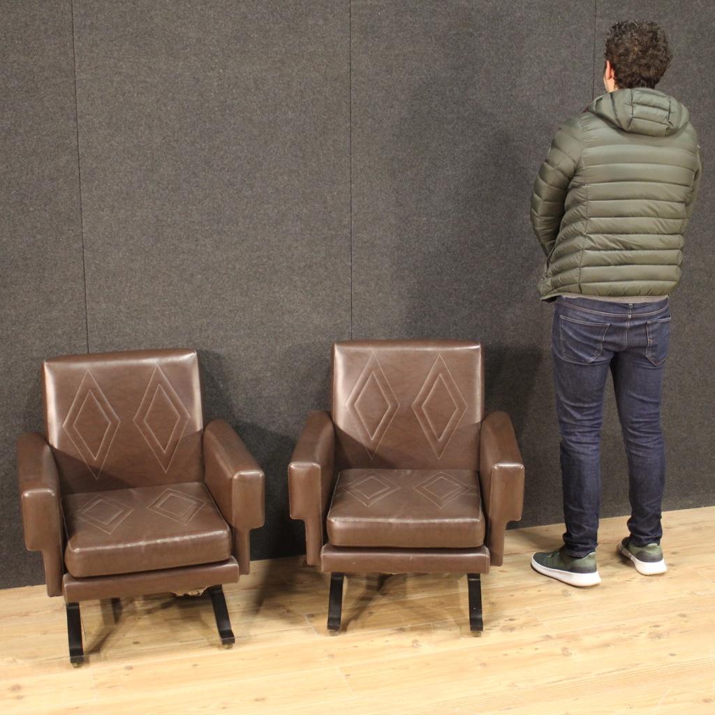 Paire de fauteuils en faux cuir de conception italienne du XXe siècle, 1970 en vente 7