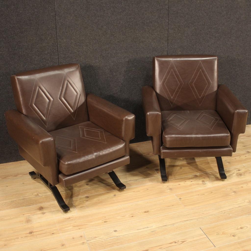 Paire de fauteuils de design italien des années 70/80. Meubles recouverts de skaï de belle ligne et de décor agréable. Fauteuils équipés d'une base en fer peint avec des pieds ronds dorés, de bonne stabilité. Sièges complets avec coussins (voir