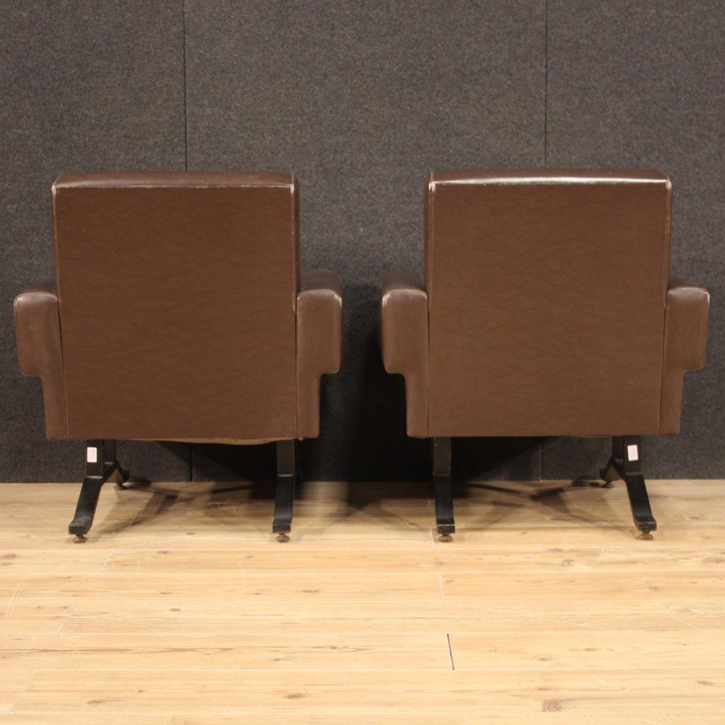 Zwei Sessel aus Kunstleder im italienischen Design des 20. Jahrhunderts, 1970 im Angebot 1