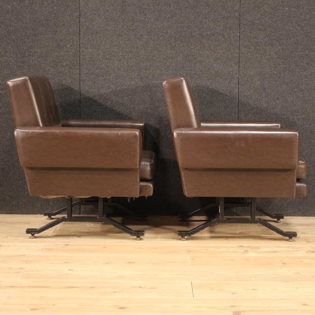Zwei Sessel aus Kunstleder im italienischen Design des 20. Jahrhunderts, 1970 im Angebot 2