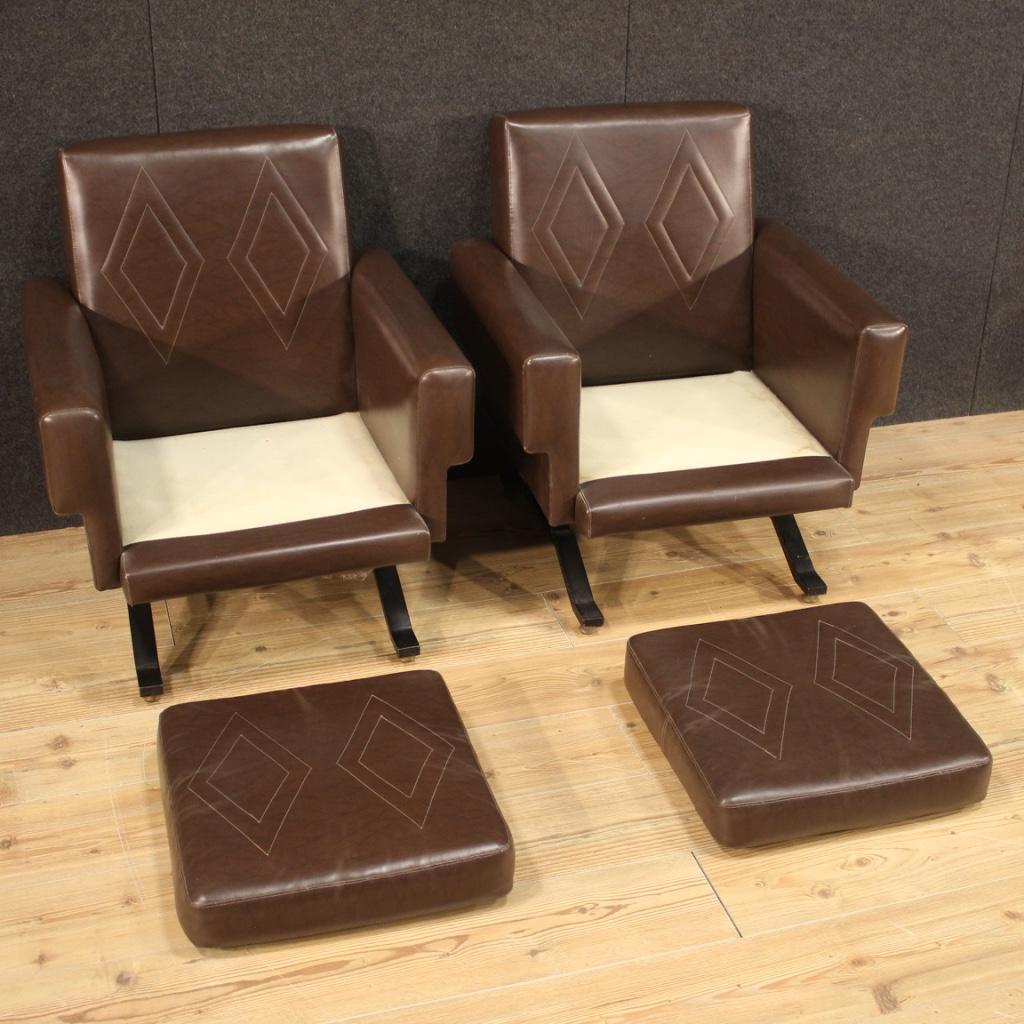 Paire de fauteuils en faux cuir de conception italienne du XXe siècle, 1970 en vente 3