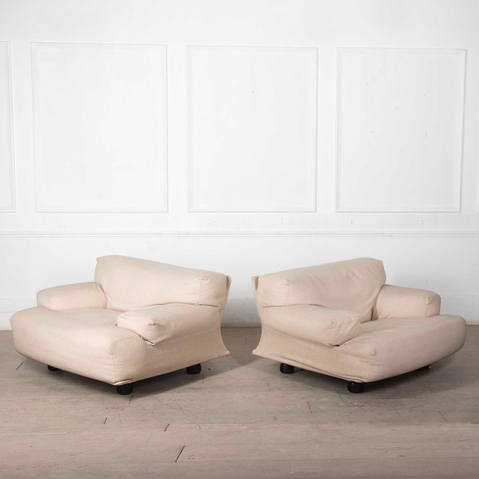 Paire de fauteuils 'Fiandra' de Vico Magistretti pour Cassina, des années 1970. 

Ces chaises généreuses et sublimement confortables sont finies avec leurs housses d'origine peu serrées. Les couvertures sont en tissu oatmeal d'origine, en très bon