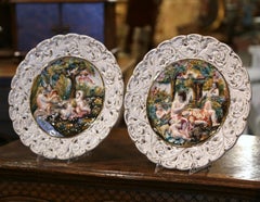 Paire de plateaux muraux italiens Capodimonte en porcelaine peinte à la main du 20ème siècle
