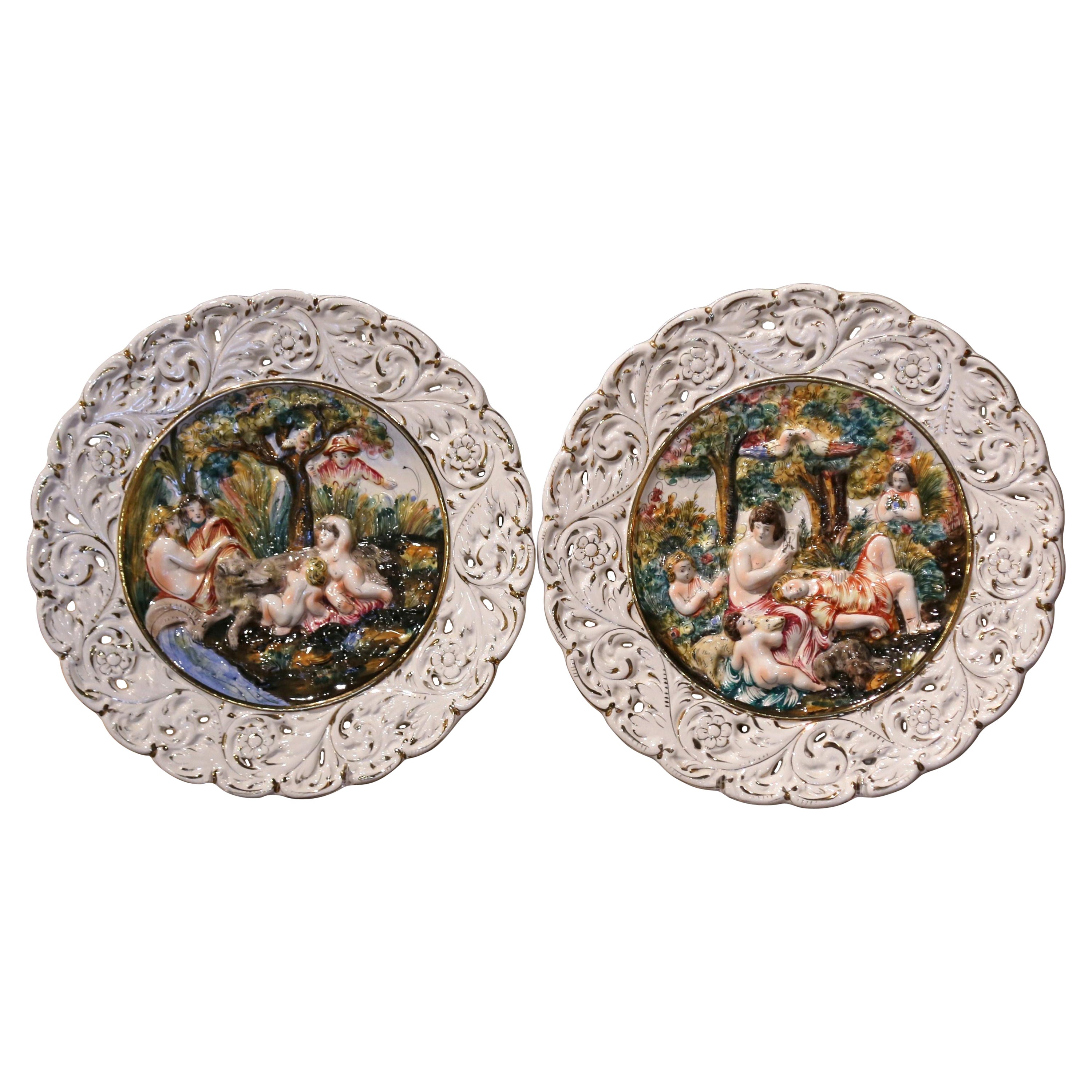 Coppia di piatti da parete in porcellana di Capodimonte dipinti a mano del XX secolo