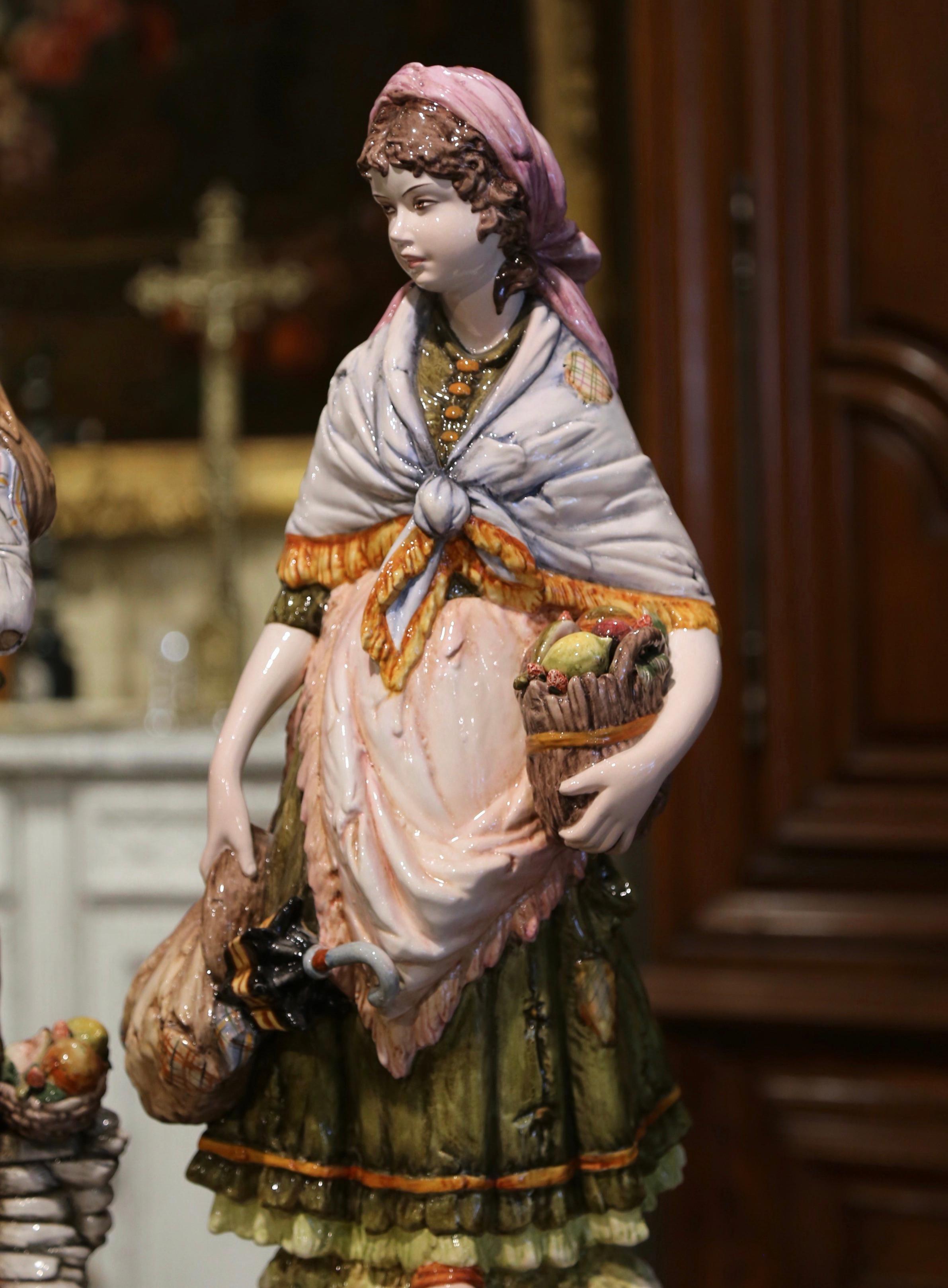 Paire de statues de figurines en porcelaine italienne peintes à la main du 20ème siècle Excellent état - En vente à Dallas, TX