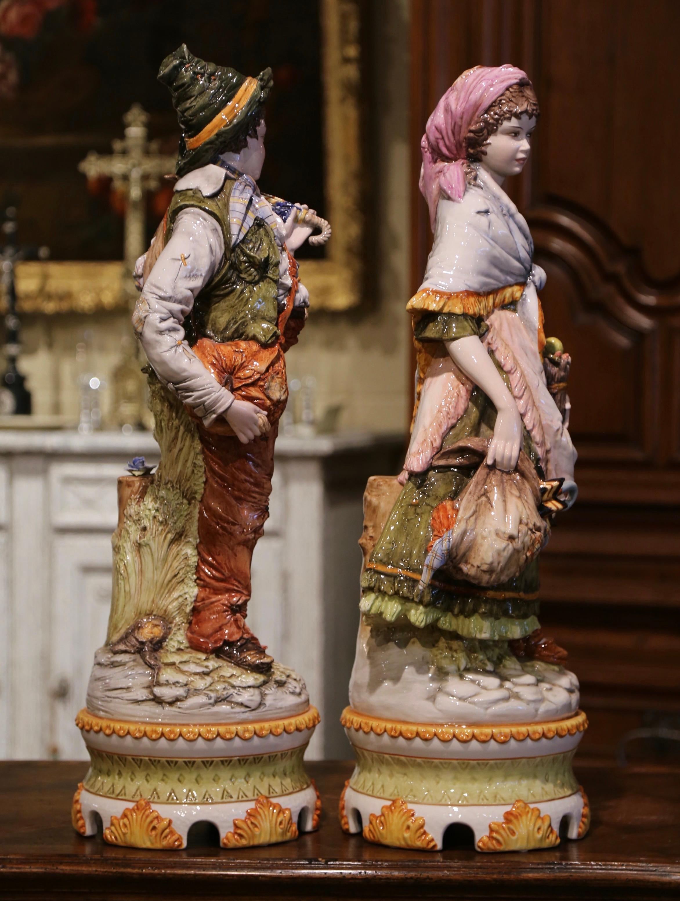 20ième siècle Paire de statues de figurines en porcelaine italienne peintes à la main du 20ème siècle en vente