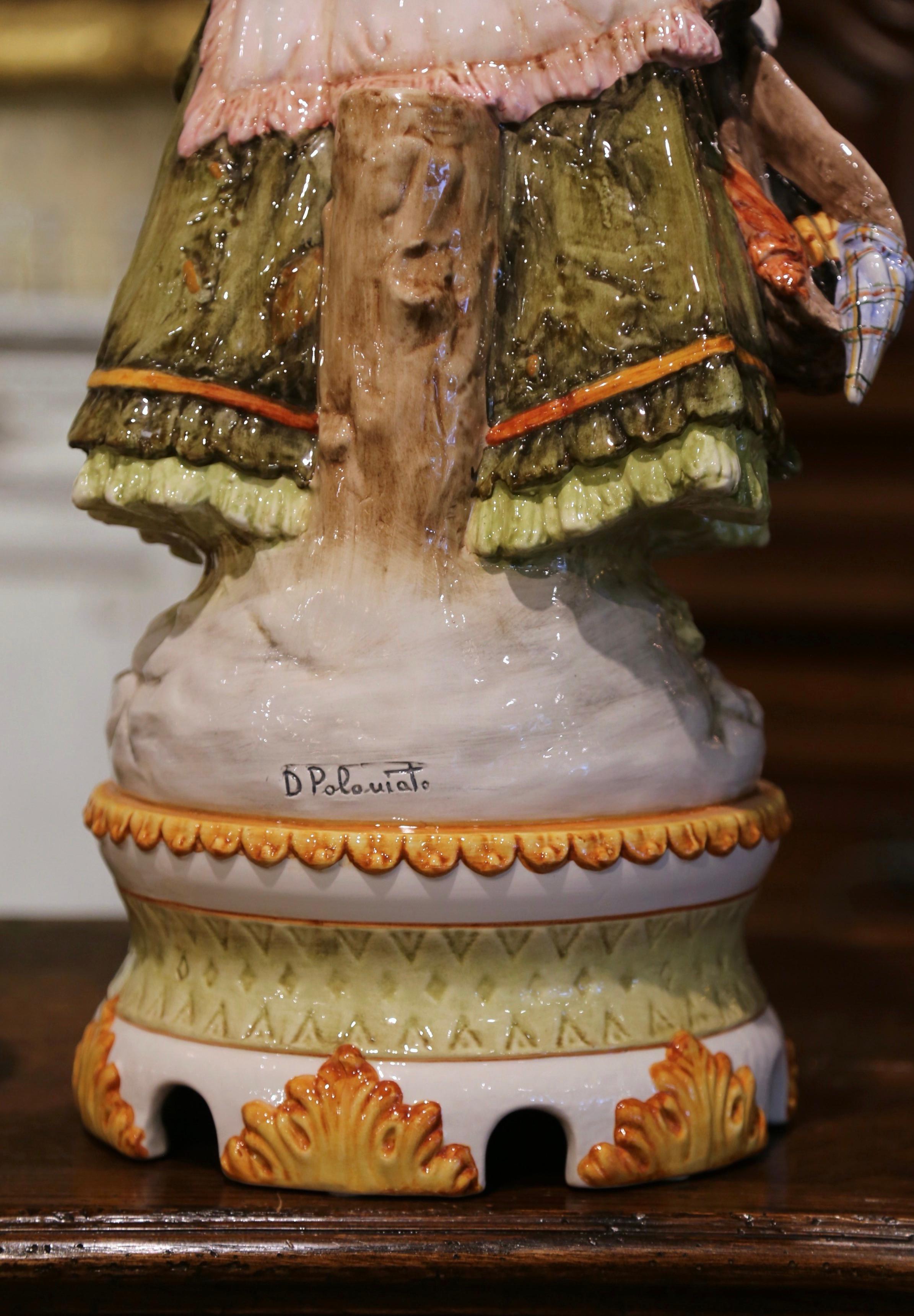 Paar italienische handbemalte Porzellanfiguren des 20. Jahrhunderts (Majolika) im Angebot