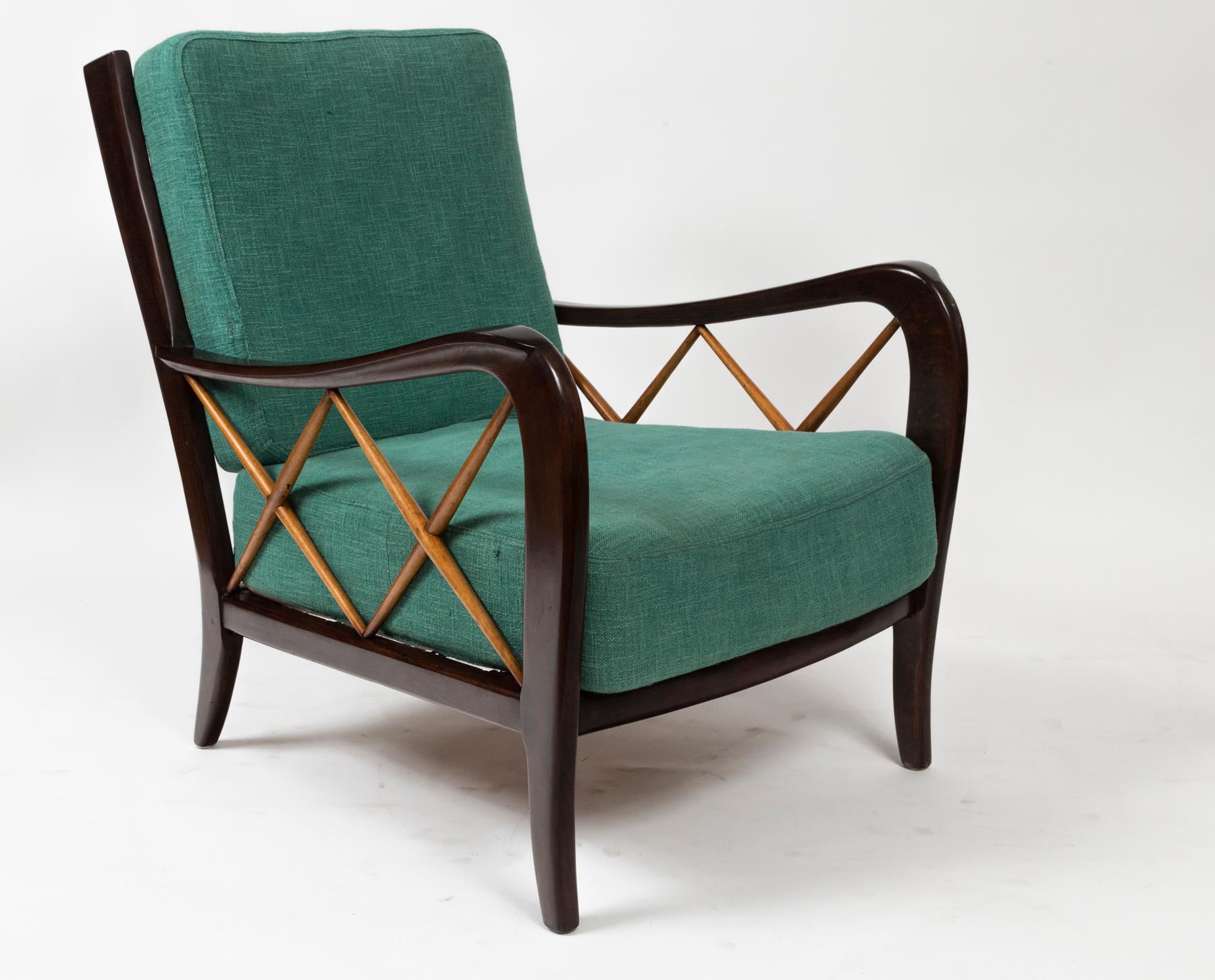 Ein hübsches Paar geschwungener Armlehnstühle im Vintage-Stil, insgesamt aus braunem, schellackpoliertem Buchenholz. Die Latten an der Rückenlehne der Stühle und die Kreuze an den Seiten der Stühle sind aus Ahornholz, und die Sitzmöbel sind mit den