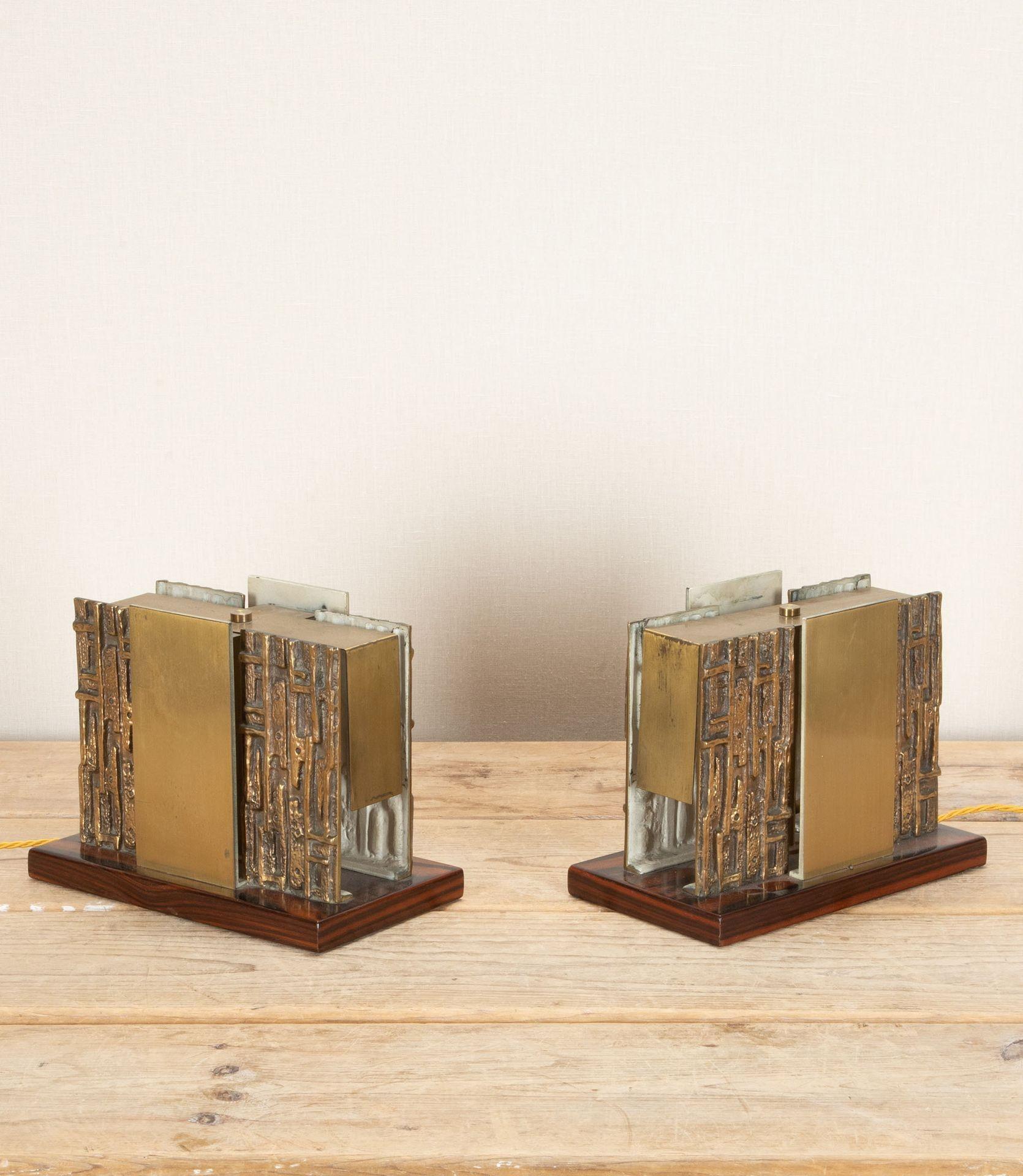 Paire de lampes de table en bronze Luciano Frigerio Brutalist du 20ème siècle.
Sur une base en ébène maccasar. 
Circa 1970.