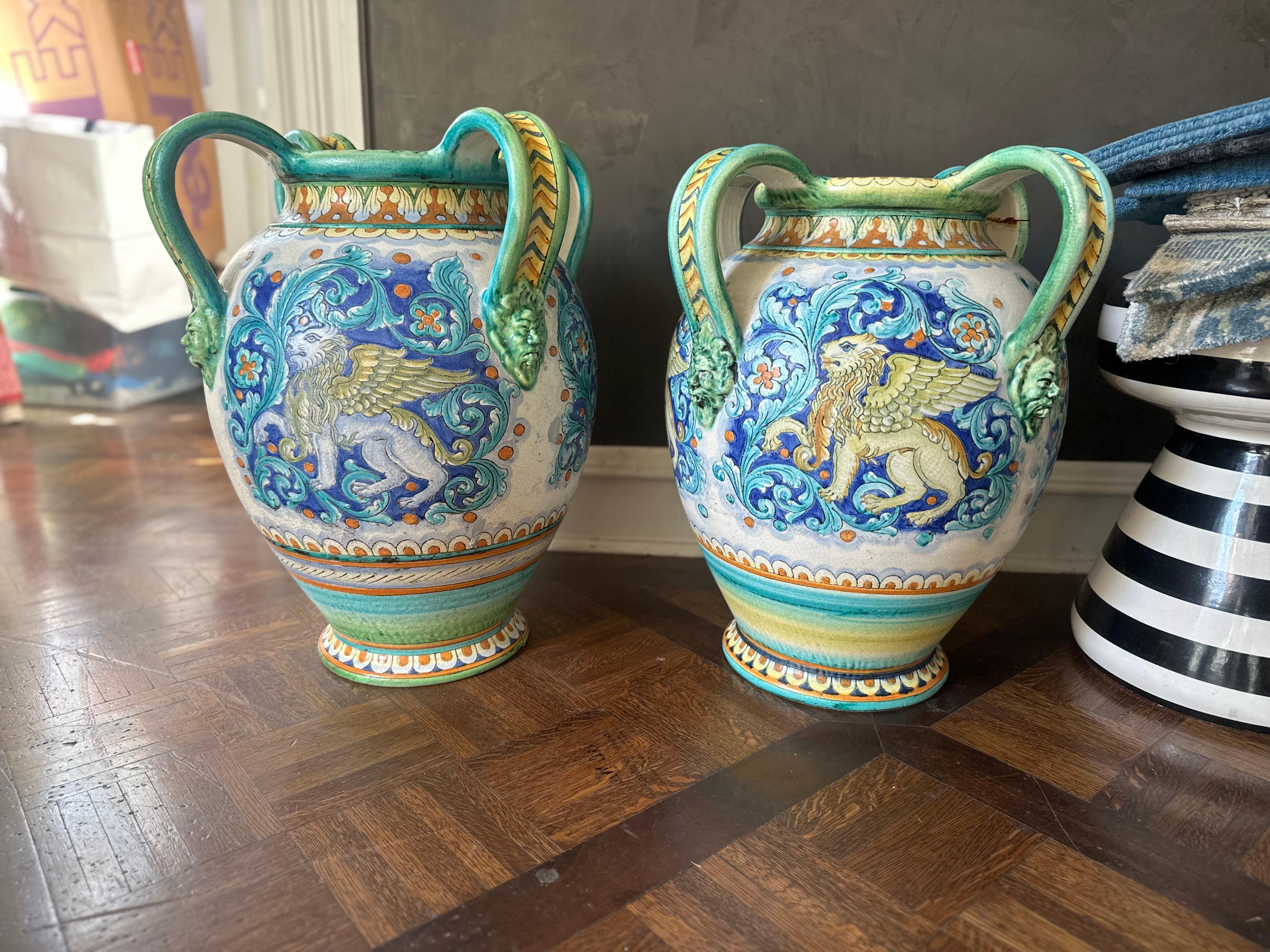 Paire de vases italiens du 20e siècle en majolique de style Renaissance en vente 6