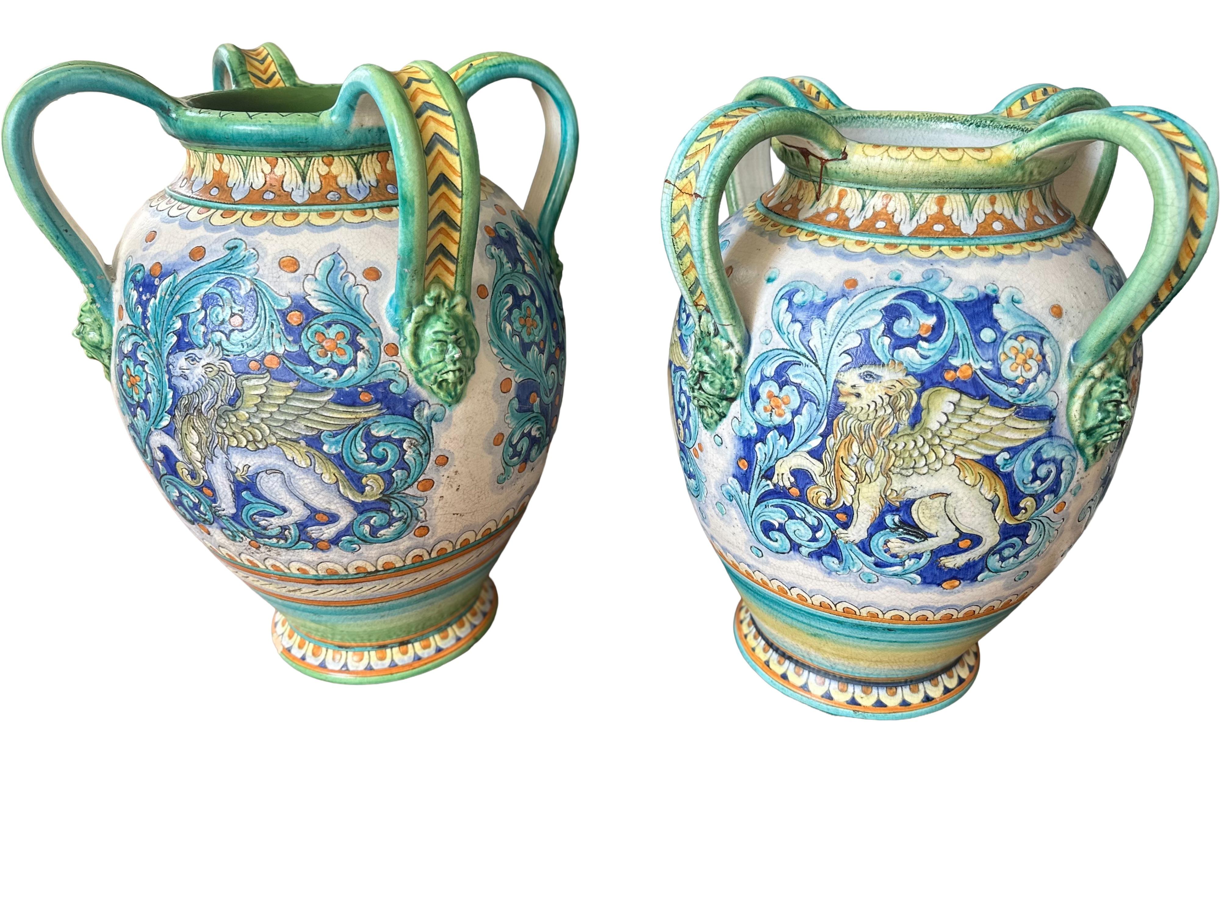 Charmante paire de vases en majolique italienne de style Renaissance. Comprend une finition polychrome vibrante en faïence étamée avec des motifs décoratifs populaires de ce style et de cette région. Comprend des représentations peintes du Lion de