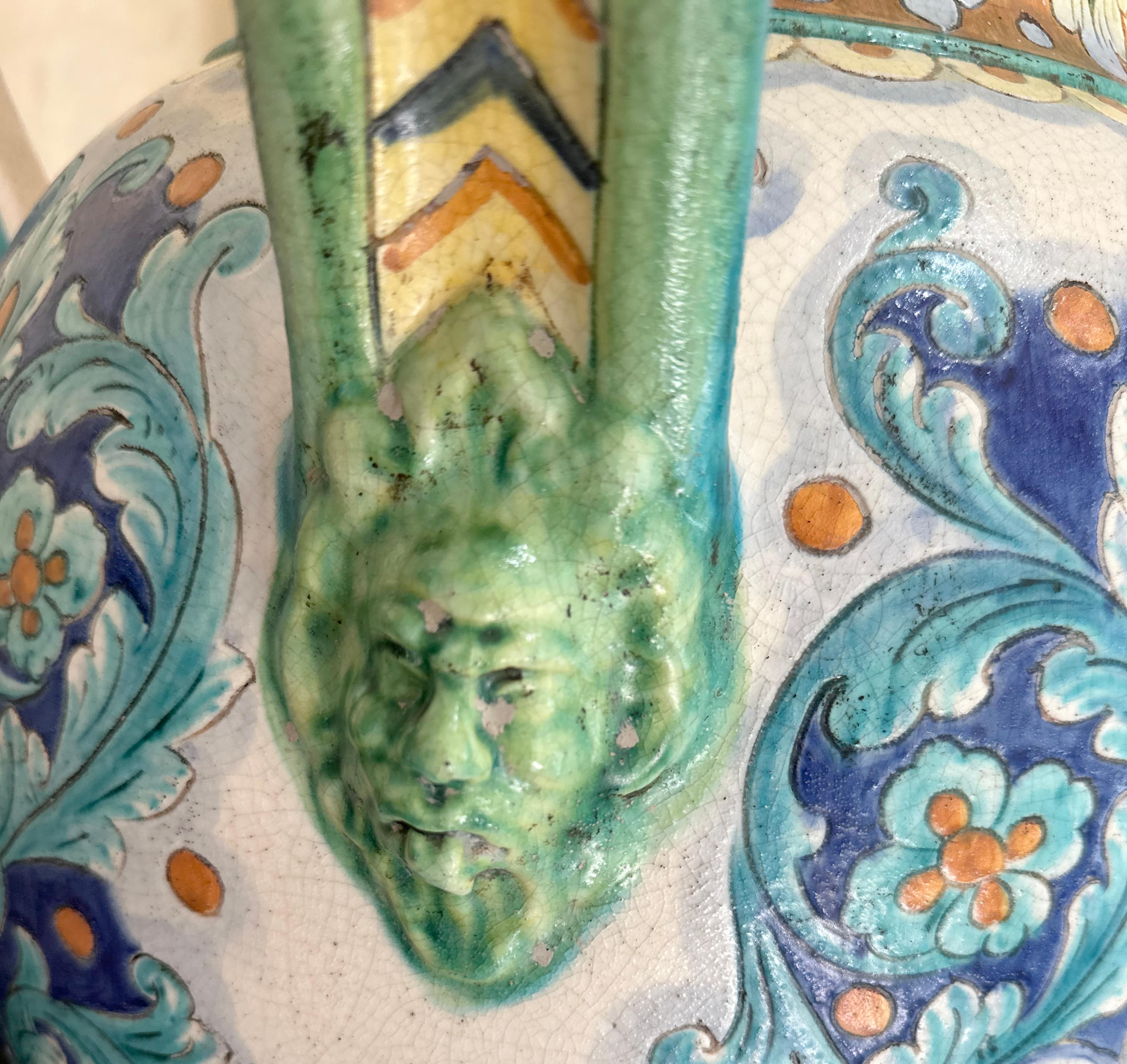 Paire de vases italiens du 20e siècle en majolique de style Renaissance Bon état - En vente à Dallas, TX