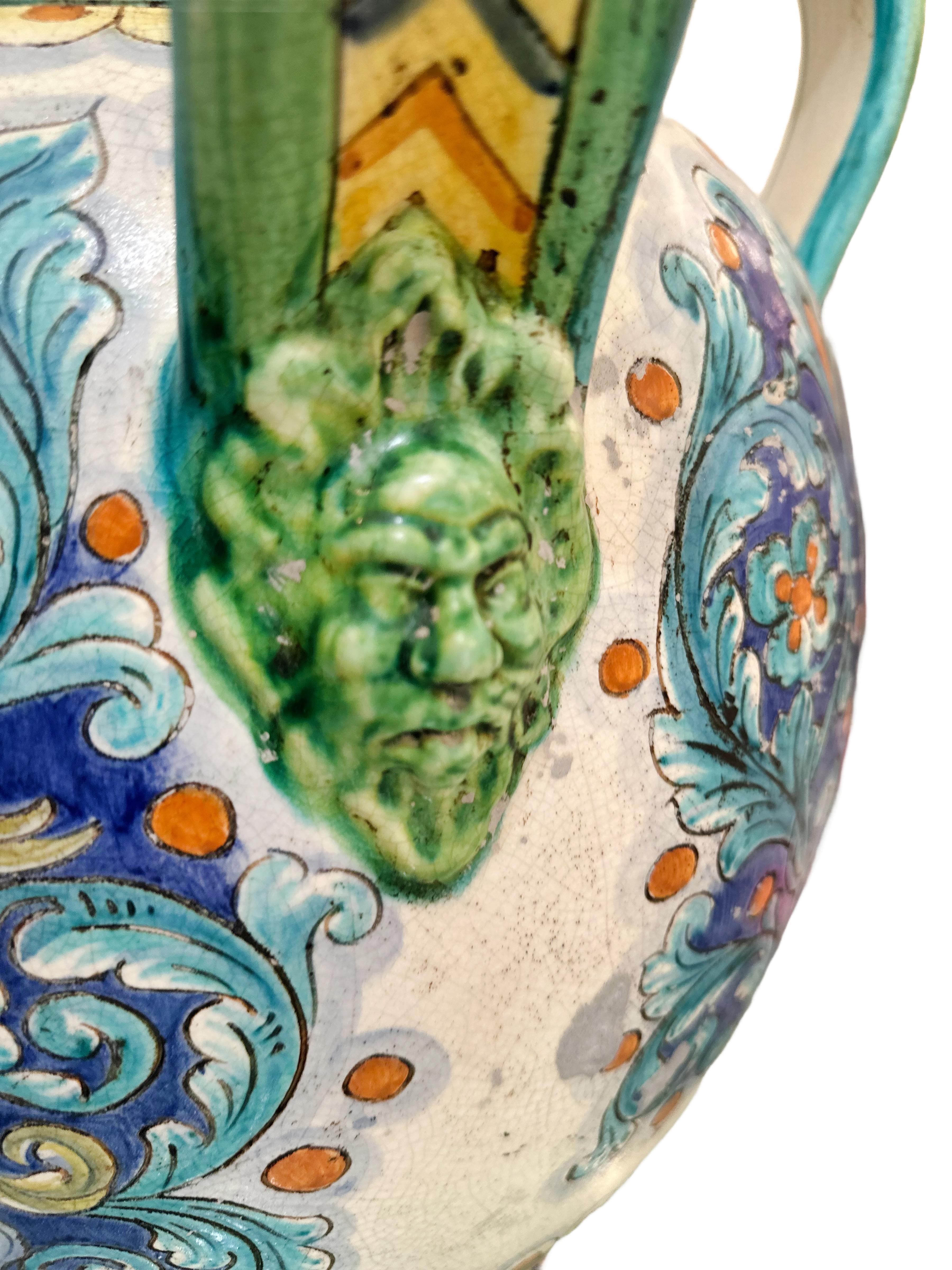 20ième siècle Paire de vases italiens du 20e siècle en majolique de style Renaissance en vente