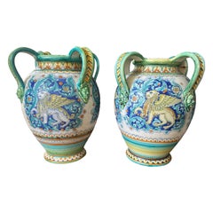 Coppia di vasi in maiolica italiana del XX secolo in stile rinascimentale