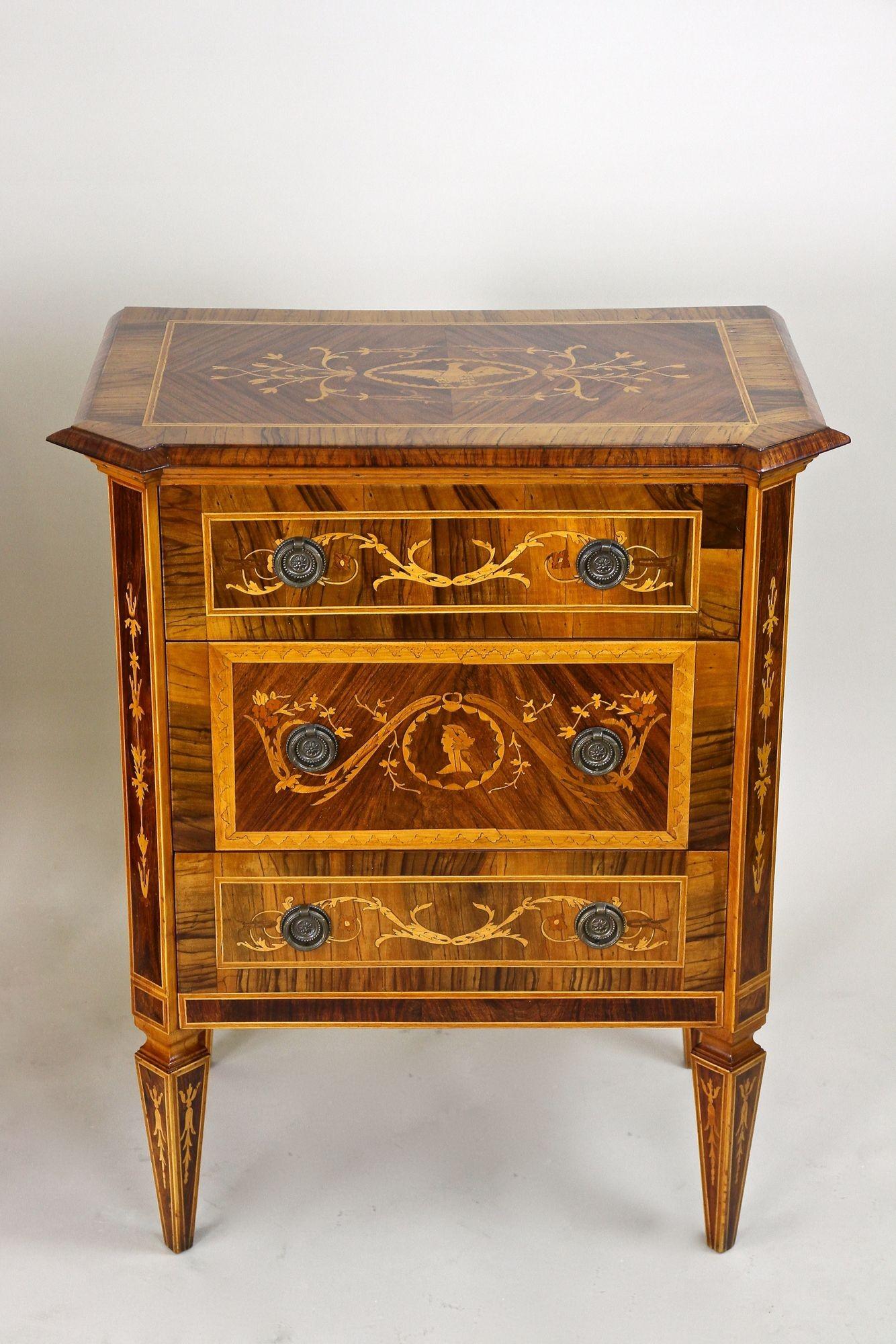 Pair of 20th Century Italian Marquetry Pillar Commodes / Side Tables, Ca. 1930 In Good Condition In Lichtenberg, AT