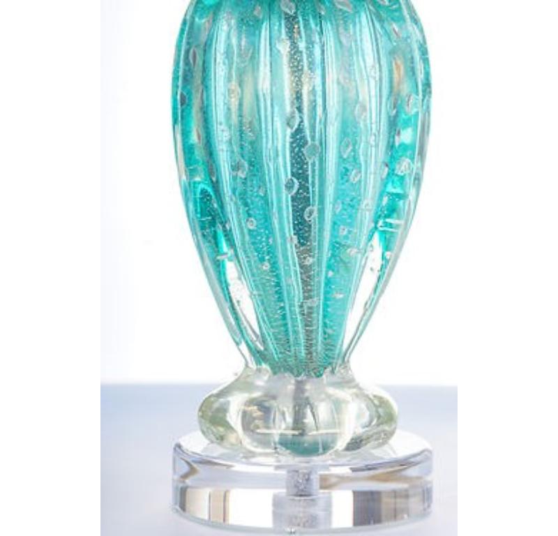 Paire de lampes de Murano du milieu du siècle dernier, de couleur aqua-marine, sur des bases en lucite. Les abat-jour argentés sont inclus et sont fabriqués à la main en France.  du papier sulfurisé. Ils sont dorés et décorés à la main. Le câblage