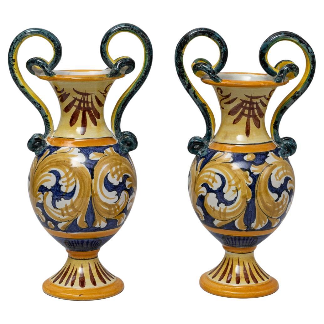 Coppia di vasi in ceramica dipinta italiana del XX secolo