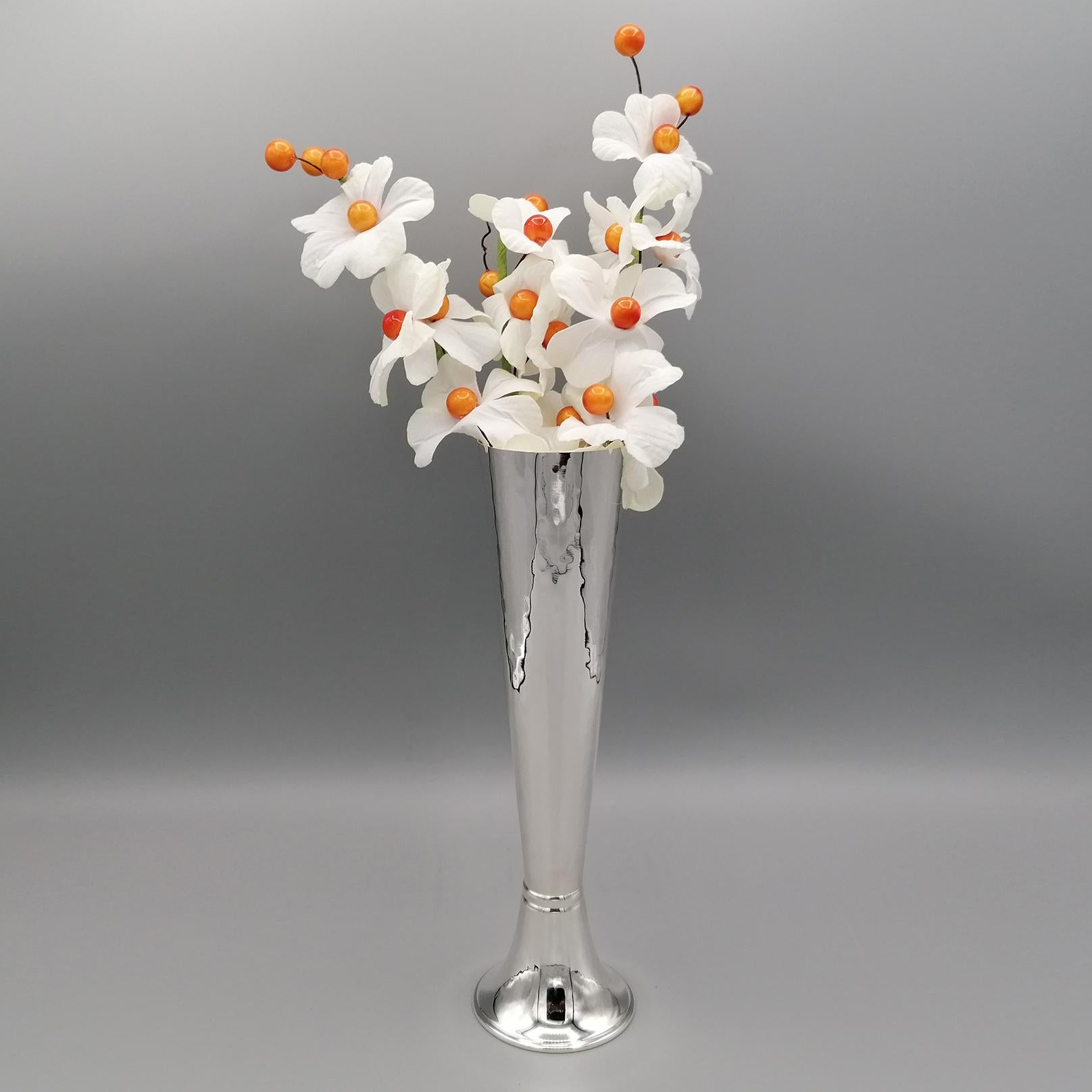 Paire de flûtes à champagne en argent sterling martelé
Ils peuvent être transformés en vases monofloraux ou en chandeliers à une lumière.
Par Brenta Argenteria - Padoue - Italie.
 