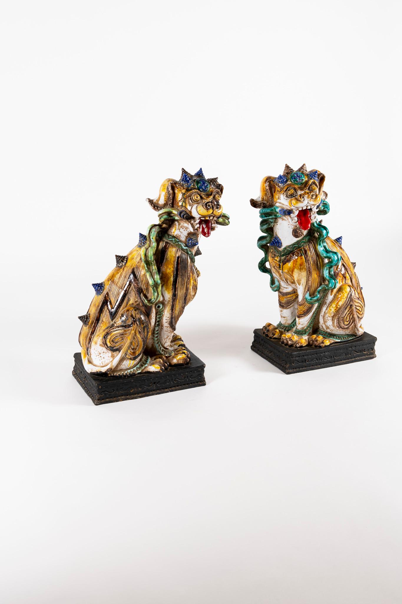 Ein fabelhaftes großes Paar italienischer Terrakotta-Fu-Hunde. Das gegenüberliegende Paar ist kunstvoll handgefertigt und von Hand mit leuchtenden Juwelentönen bemalt.