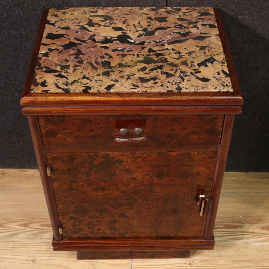 Paire de tables de chevet italiennes du 20e siècle en bois avec plateau en marbre, années 1950 en vente 3